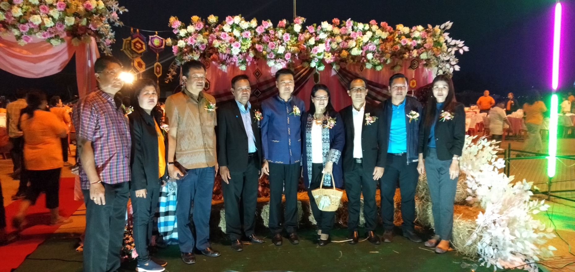 นายไพโรจน์ โสภาพร พัฒนาการจังหวัดหนองคาย เป็นประธานเปิดกิจกรรมรวมพลคนกองทุนหมู่บ้านอำเภอท่าบ่อ ครั้งที่ 1 ประจำปี 2563 ของเครือข่ายกองทุนหมู่บ้านและชุมชนเมือง อำเภอท่าบ่อ ร่วมกับสำนักงานพัฒนาชุมชนอำเภอท่าบ่อ จัดขึ้น เพื่อหารายได้ช่วยเหลือผู้ด้อยโอกาส ผู้ป่วยติดเตียงในชุมชน เพื่อเชิดชูเกียรติแก่กองทุนหมู่บ้านที่มีการบริหารจัดการดีเด่น และครัวเรือนต้นแบบที่ยืมเงินกองทุนหมู่บ้านไปประกอบอาชีพและประสบผลสำเร็จ เพื่อเป็นต้นแบบให้แก่สมาชิกกองทุนหมู่บ้านต่อไป