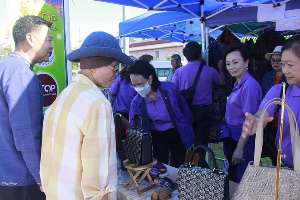 นายไพโรจน์ โสภาพร พัฒนาการจังหวัดหนองคาย ร่วมต้อนรับคณะตุลาการศาลรัฐธรรมนูญและคณะศึกษาอบรมหลักสูตร “หลักนิติธรรมเพื่อประชาธิปไตย”(นธป.) รุ่นที่ 8 และ นำเยี่ยมชมสินค้า ร้านค้า OTOP Trader หนองคาย