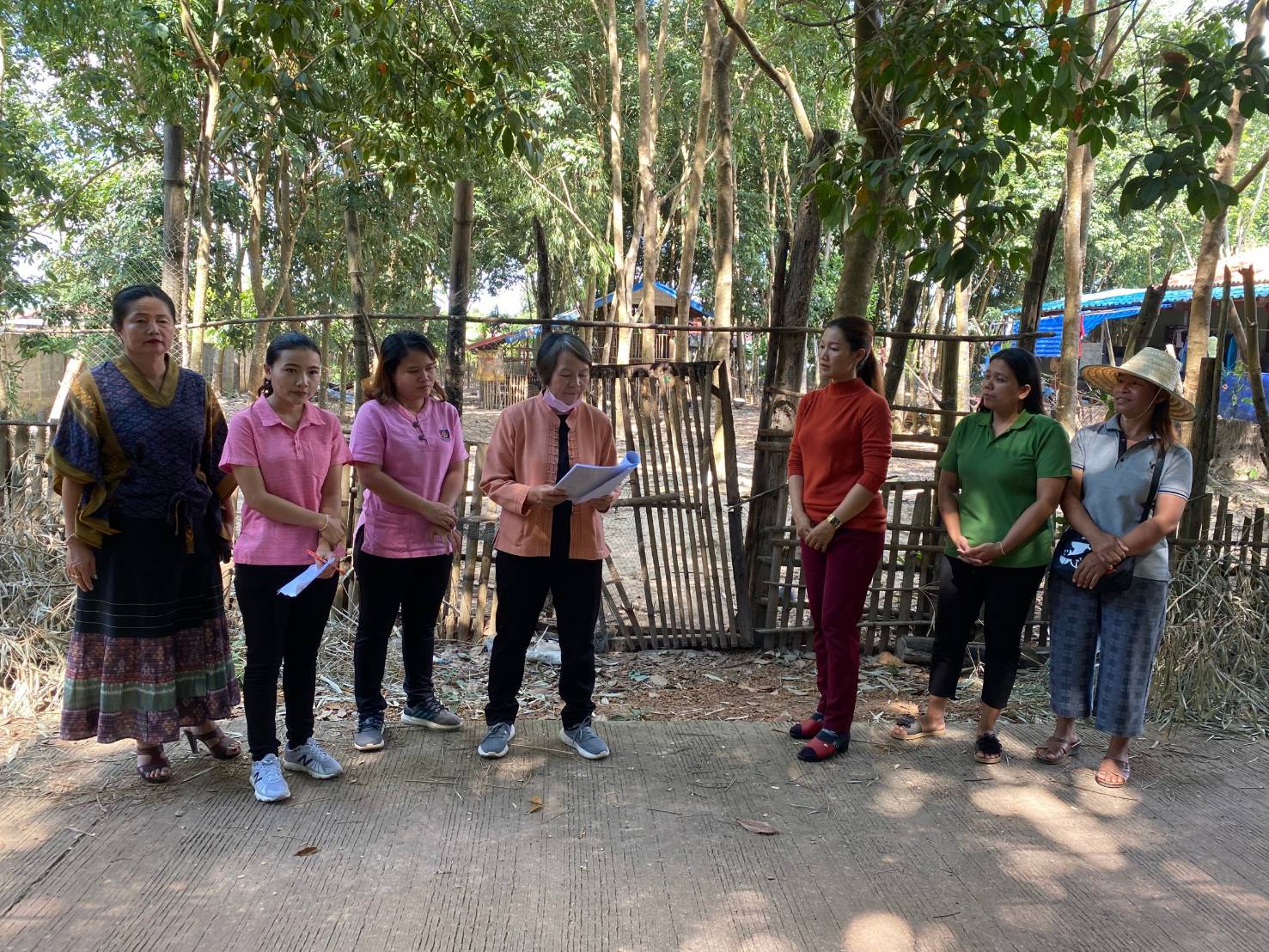 นายไพโรจน์ โสภาพร พัฒนาการจังหวัดหนองคาย มอบหมายให้นางสาวบุศราวรรณ เรืองช่อ ผู้อำนวยการกลุ่มงานสารสนเทศการพัฒนาชุมชนพร้อมด้วยคณะอนุกรรมการบริหารกองทุนพัฒนาบทบาทสตรีระดับจังหวัดได้ออกติดตามลงพื้นที่เพื่อประเมินวิเคราะห์กลุ่มอาชีพสมาชิกกองทุนพัฒนาบทบาทสตรี