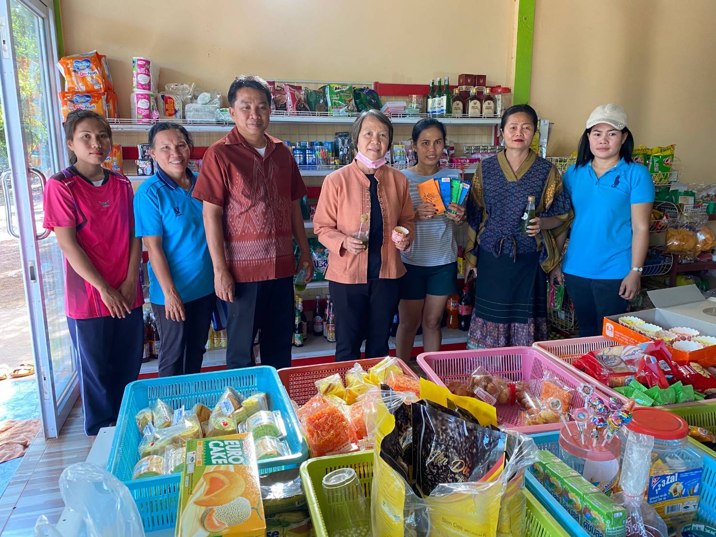 นายไพโรจน์ โสภาพร พัฒนาการจังหวัดหนองคาย มอบหมายให้นางสาวบุศราวรรณ เรืองช่อ ผู้อำนวยการกลุ่มงานสารสนเทศการพัฒนาชุมชนพร้อมด้วยคณะอนุกรรมการบริหารกองทุนพัฒนาบทบาทสตรีระดับจังหวัดได้ออกติดตามลงพื้นที่เพื่อประเมินวิเคราะห์กลุ่มอาชีพสมาชิกกองทุนพัฒนาบทบาทสตรี