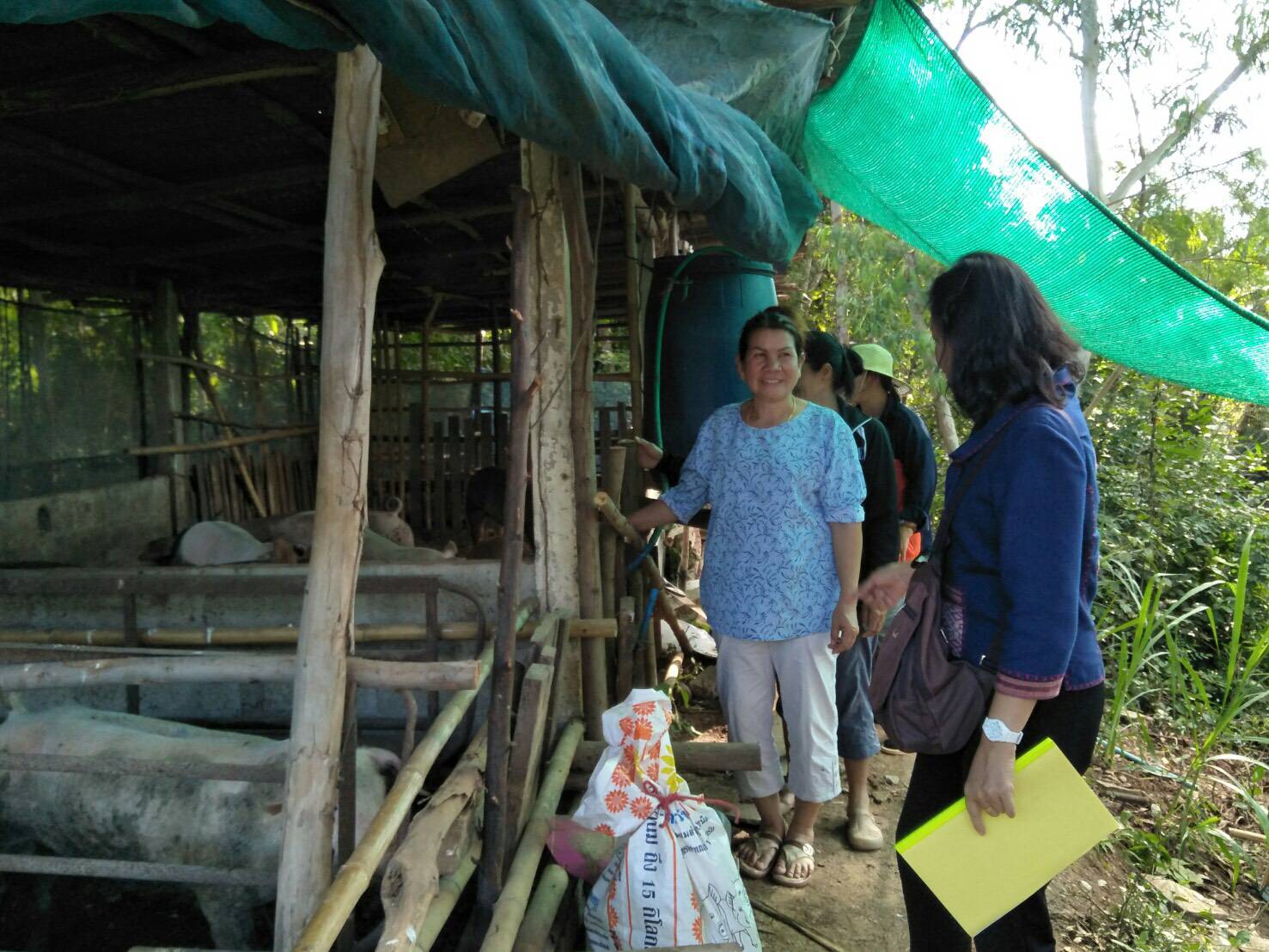 นายไพโรจน์ โสภาพร พัฒนาการจังหวัดหนองคาย มอบหมายให้นางสาวบุศราวรรณ เรืองช่อ ผู้อำนวยการกลุ่มงานสารสนเทศการพัฒนาชุมชนพร้อมด้วยคณะอนุกรรมการบริหารกองทุนพัฒนาบทบาทสตรีระดับจังหวัดได้ออกติดตามลงพื้นที่เพื่อประเมินวิเคราะห์กลุ่มอาชีพสมาชิกกองทุนพัฒนาบทบาทสตรี