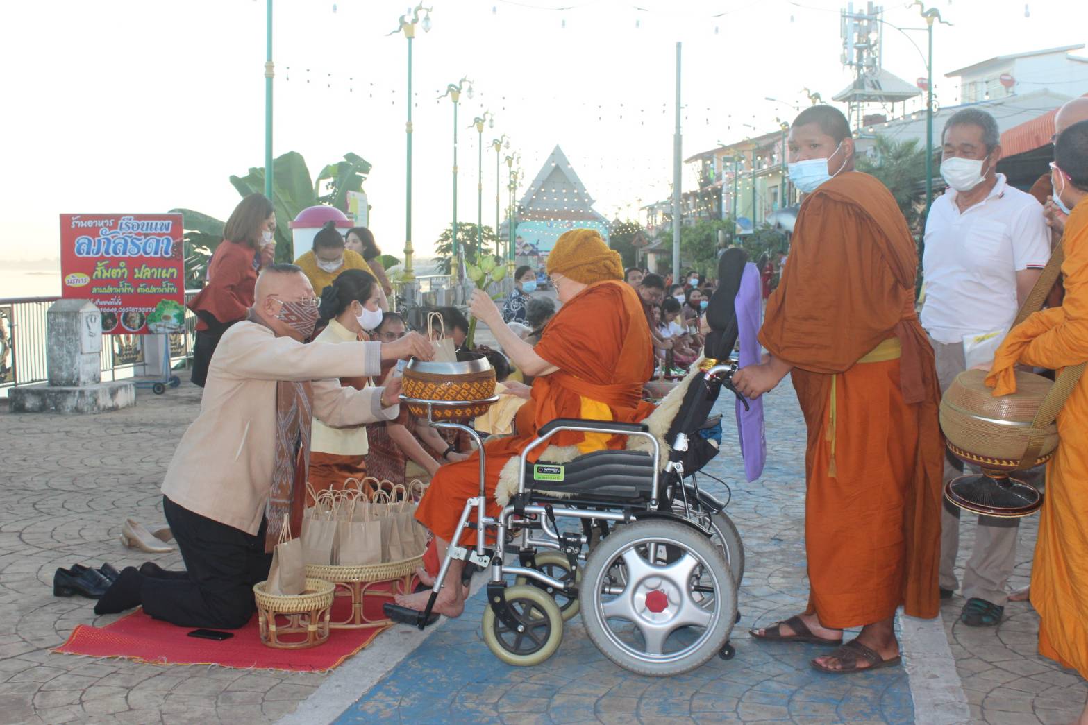 “จังหวัดหนองคายจัดกิจกรรม”นุ่งผ้าหนองคาย ใส่บาตรริมโขง”โดยมีนายประเสริฐ ลือชาธนานนท์ ผู้ว่าราชการจังหวัดหนองคาย เป็นประธาน”