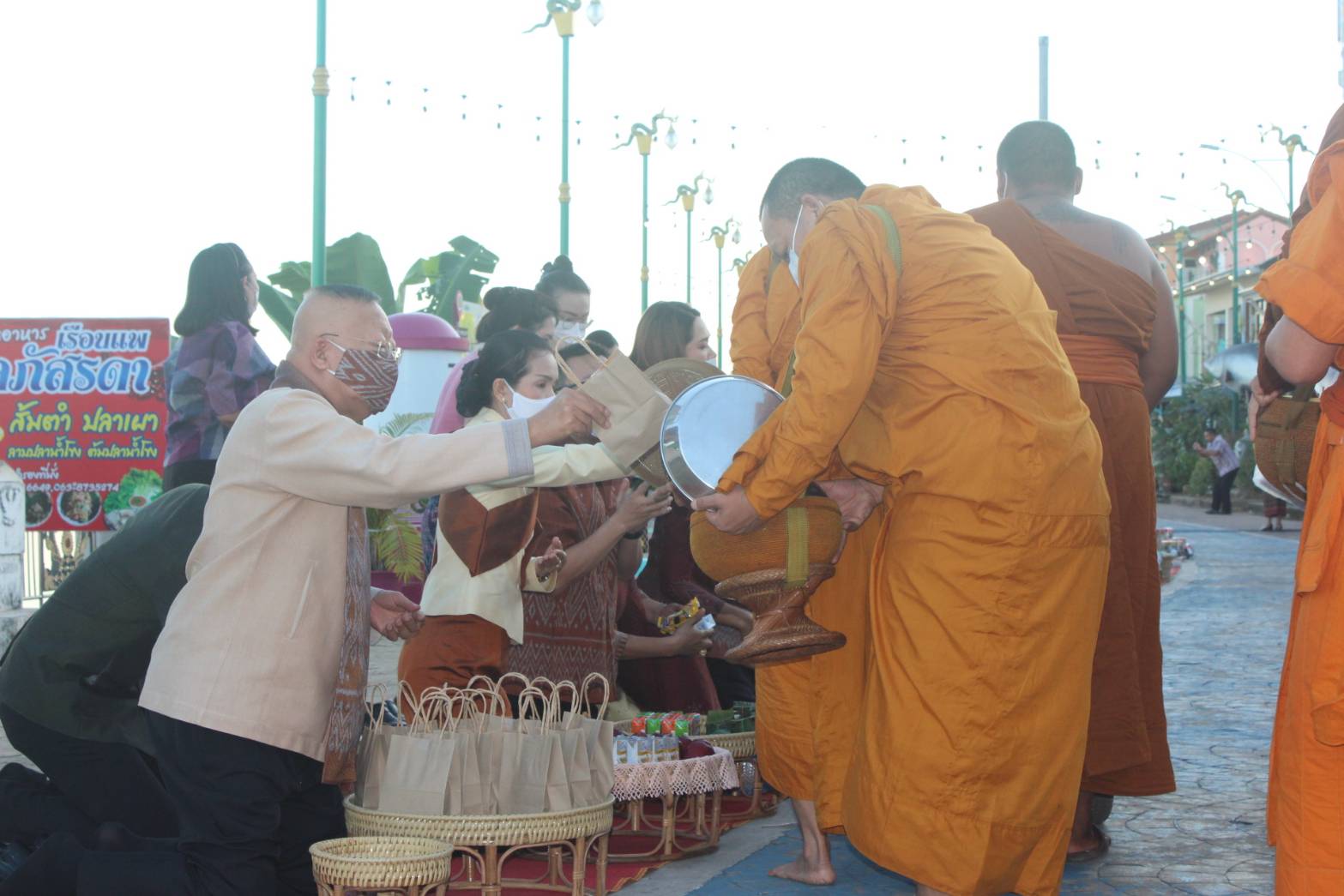 “จังหวัดหนองคายจัดกิจกรรม”นุ่งผ้าหนองคาย ใส่บาตรริมโขง”โดยมีนายประเสริฐ ลือชาธนานนท์ ผู้ว่าราชการจังหวัดหนองคาย เป็นประธาน”