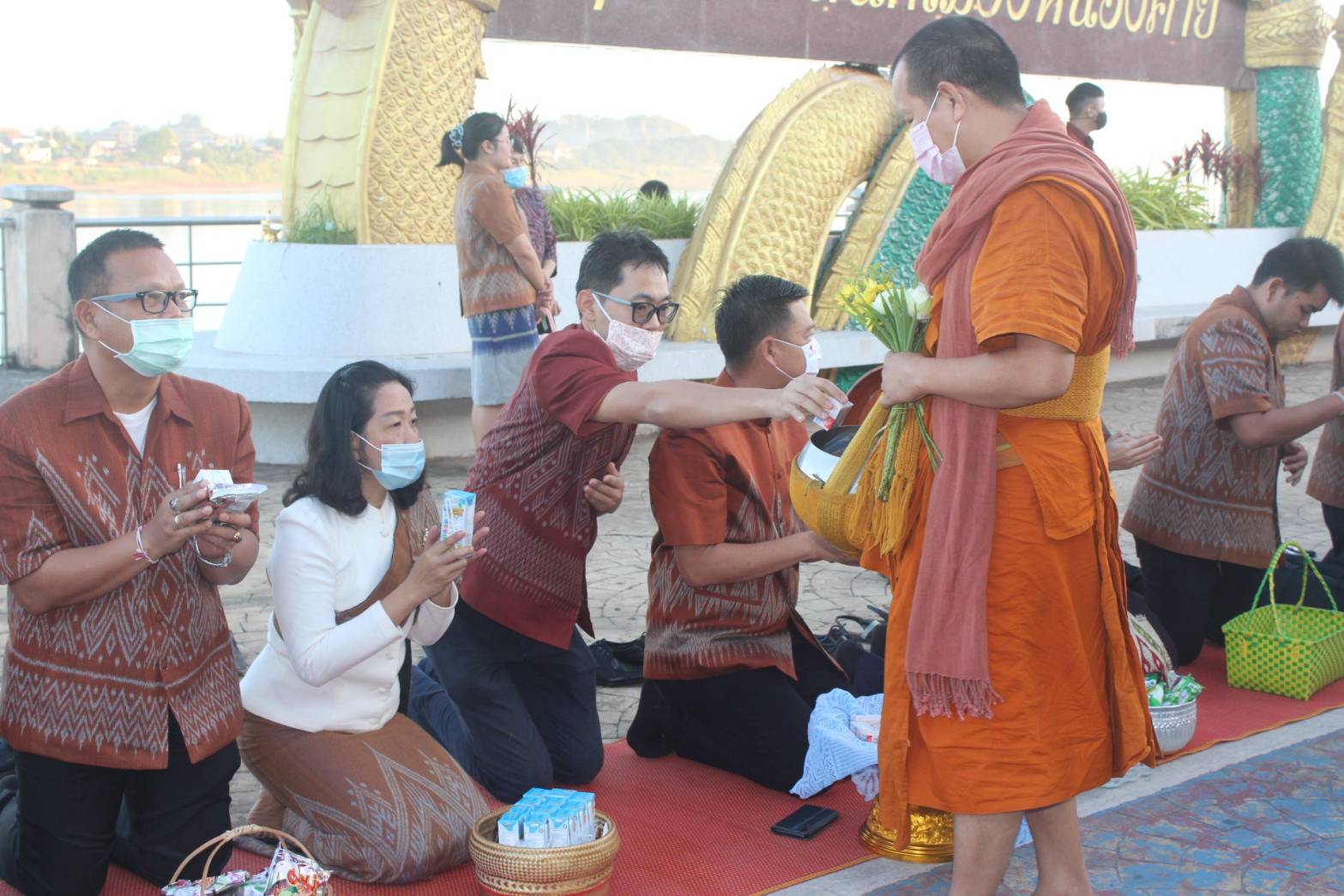 “จังหวัดหนองคายจัดกิจกรรม”นุ่งผ้าหนองคาย ใส่บาตรริมโขง”โดยมีนายประเสริฐ ลือชาธนานนท์ ผู้ว่าราชการจังหวัดหนองคาย เป็นประธาน”