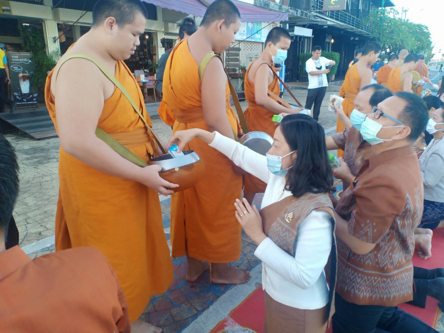 “จังหวัดหนองคายจัดกิจกรรม”นุ่งผ้าหนองคาย ใส่บาตรริมโขง”โดยมีนายประเสริฐ ลือชาธนานนท์ ผู้ว่าราชการจังหวัดหนองคาย เป็นประธาน”