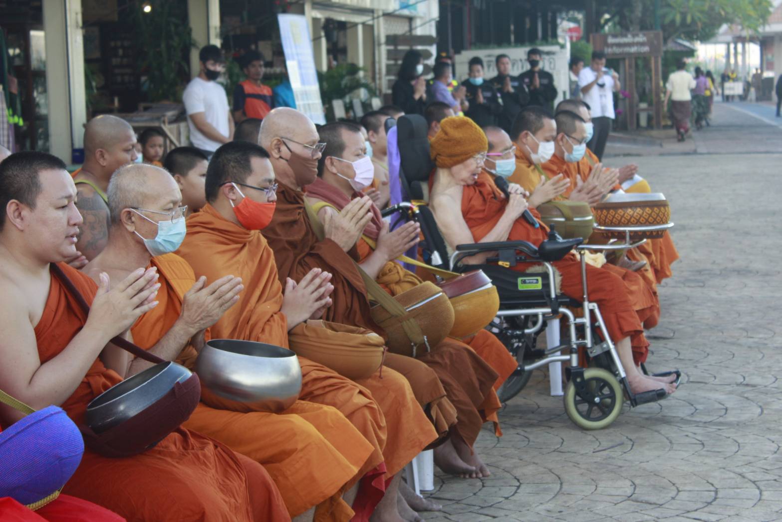 “จังหวัดหนองคายจัดกิจกรรม”นุ่งผ้าหนองคาย ใส่บาตรริมโขง”โดยมีนายประเสริฐ ลือชาธนานนท์ ผู้ว่าราชการจังหวัดหนองคาย เป็นประธาน”