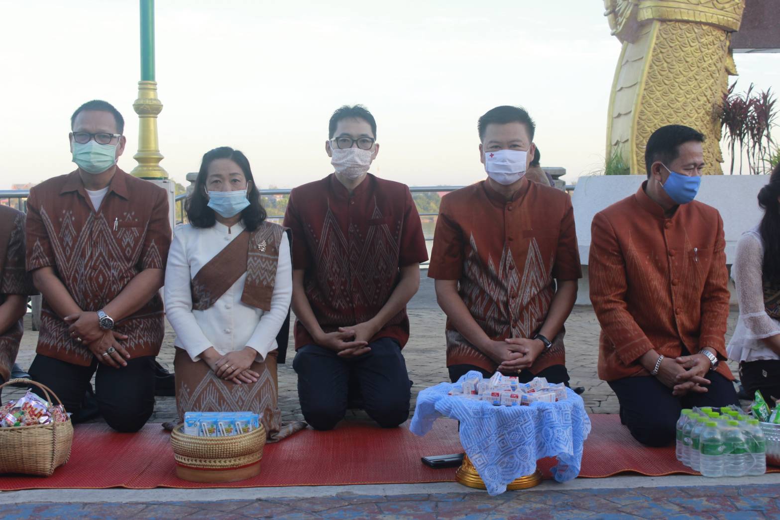 “จังหวัดหนองคายจัดกิจกรรม”นุ่งผ้าหนองคาย ใส่บาตรริมโขง”โดยมีนายประเสริฐ ลือชาธนานนท์ ผู้ว่าราชการจังหวัดหนองคาย เป็นประธาน”