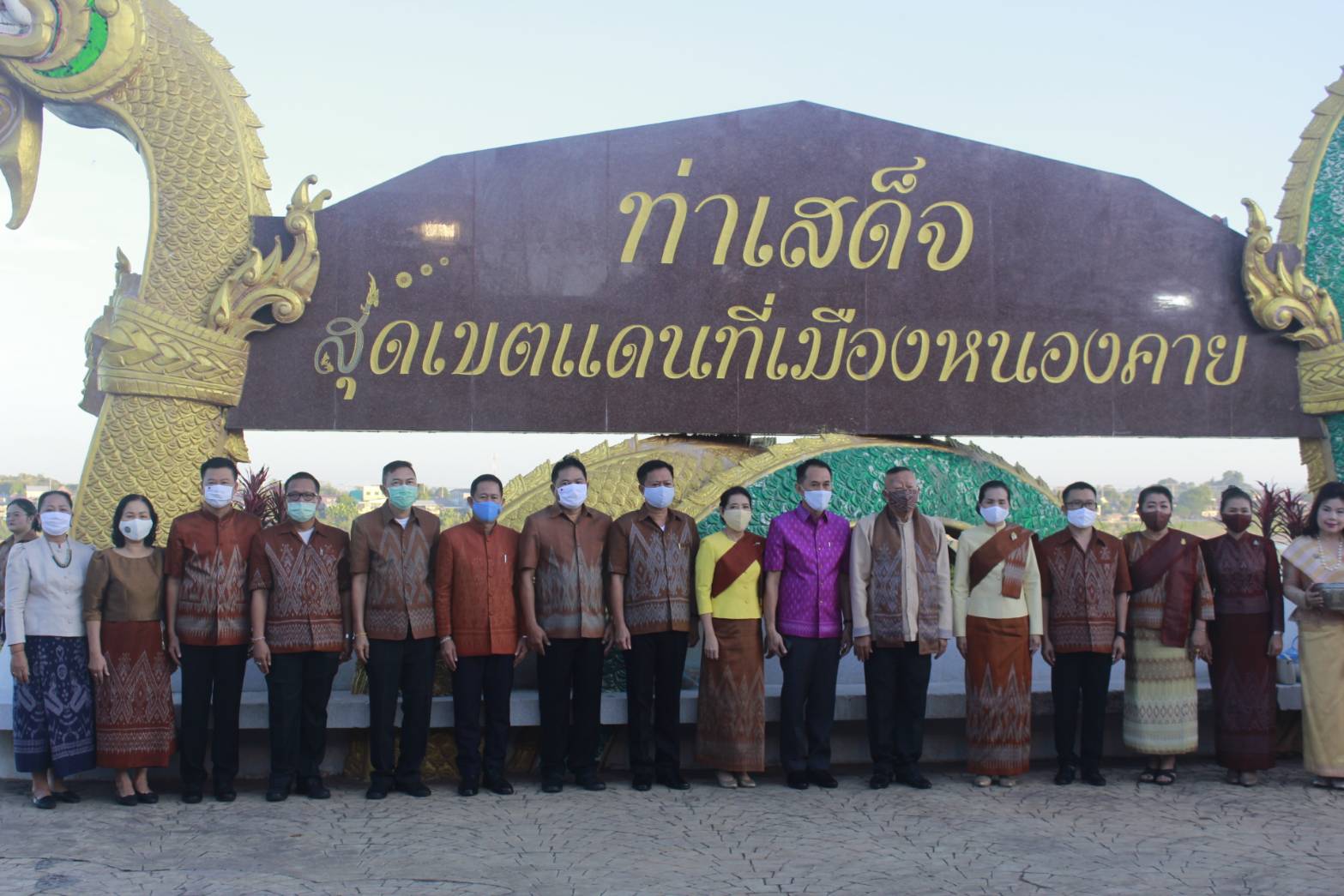 “จังหวัดหนองคายจัดกิจกรรม”นุ่งผ้าหนองคาย ใส่บาตรริมโขง”โดยมีนายประเสริฐ ลือชาธนานนท์ ผู้ว่าราชการจังหวัดหนองคาย เป็นประธาน”