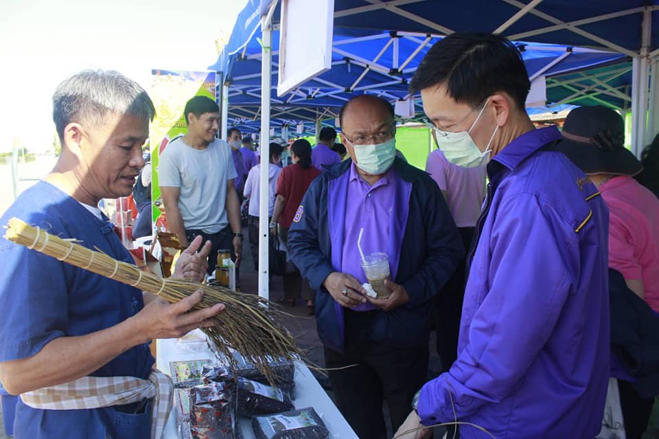 นายไพโรจน์ โสภาพร พัฒนาการจังหวัดหนองคาย ร่วมต้อนรับคณะตุลาการศาลรัฐธรรมนูญและคณะศึกษาอบรมหลักสูตร “หลักนิติธรรมเพื่อประชาธิปไตย”(นธป.) รุ่นที่ 8 และ นำเยี่ยมชมสินค้า ร้านค้า OTOP Trader หนองคาย