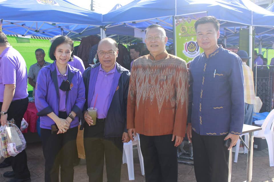 นายไพโรจน์ โสภาพร พัฒนาการจังหวัดหนองคาย ร่วมต้อนรับคณะตุลาการศาลรัฐธรรมนูญและคณะศึกษาอบรมหลักสูตร “หลักนิติธรรมเพื่อประชาธิปไตย”(นธป.) รุ่นที่ 8 และ นำเยี่ยมชมสินค้า ร้านค้า OTOP Trader หนองคาย