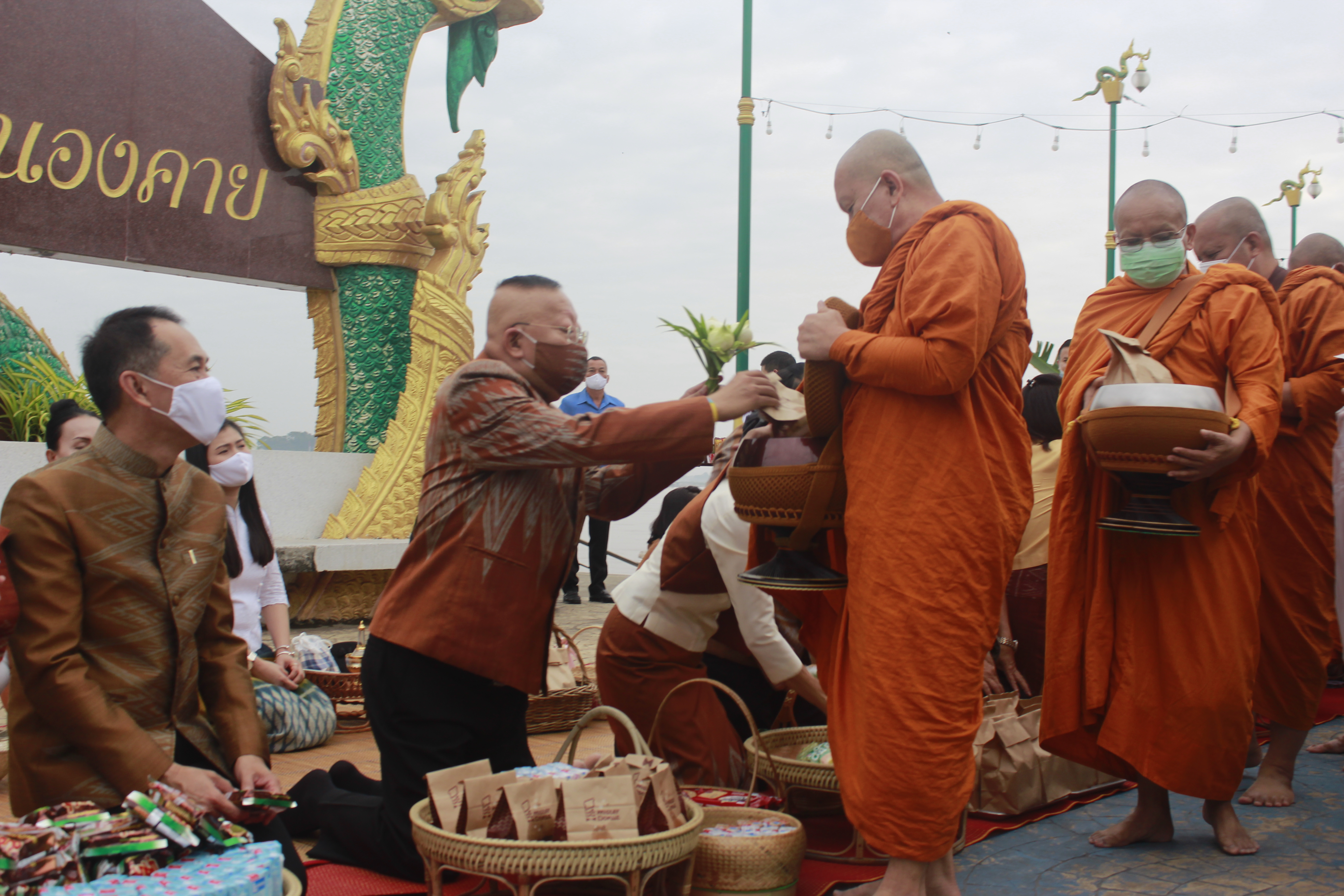 จังหวัดหนองคายจัดกิจกรรม”นุ่งผ้าหนองคาย ใส่บาตรริมโขง”โดยมีนายประเสริฐ ลือชาธนานนท์ ผู้ว่าราชการจังหวัดหนองคาย เป็นประธาน