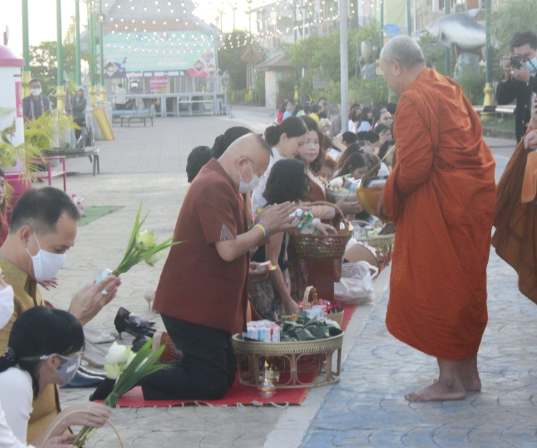 “จังหวัดหนองคายจัดกิจกรรม”นุ่งผ้าหนองคาย ใส่บาตรริมโขง”โดยมีนายประเสริฐ ลือชาธนานนท์ ผู้ว่าราชการจังหวัดหนองคาย เป็นประธาน”
