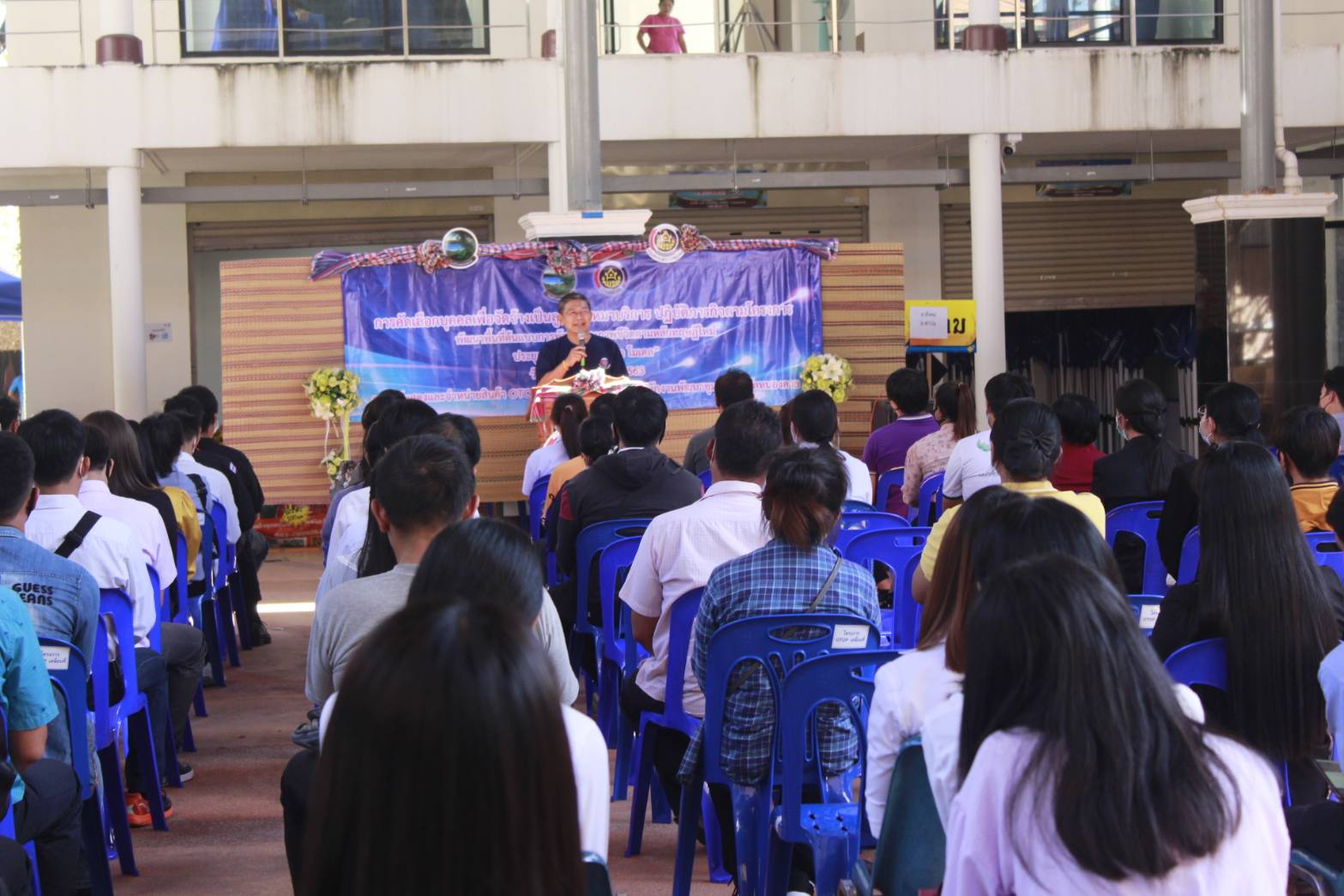 นายอาจณรงค์ สัตยพานิช หัวหน้าผู้ตรวจราชการกรมการพัฒนาชุมชน ลงพื้นที่ออกติดตามการดำเนินงานการคัดเลือกบุคคลเพื่อจัดจ้างเป็น ลูกจ้างเหมาบริการ ปฏิบัติภารกิจตามโครงการพัฒนาพื้นที่ต้นแบบการพัฒนาคุณภาพชีวิตตามหลักทฤษฎีใหม่ ประยุกต์สู่ “โคก หนอง นา โมเดล”