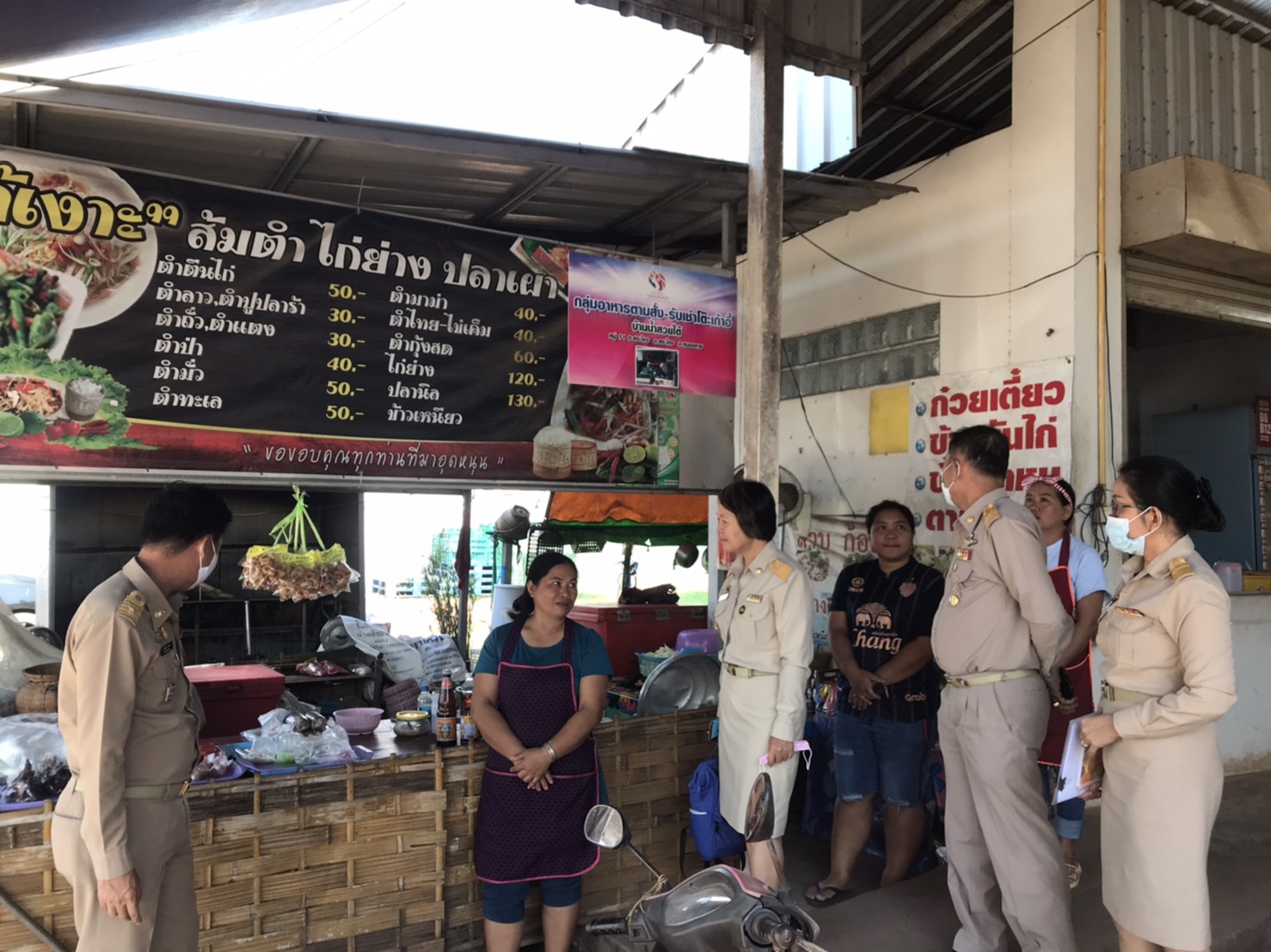 พช.หนองคาย ลงพื้นที่ออกติดตามเยี่ยมเยียน การดำเนินงานกลุ่มอาชีพสมาชิกกองทุนพัฒนาบทบาทสตรีที่กู้ยืมเงินกองทุนหมุนเวียนไปประกอบอาชีพ พร้อมให้กำลังใจและสร้างความเข้าใจการบริหารโครงการให้เป็นไปตามวัตถุประสงค์