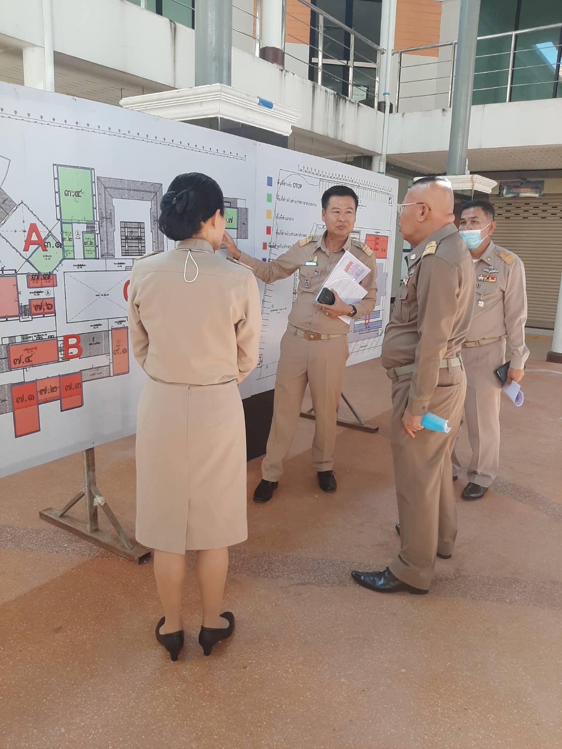 ผู้ว่าราชการจังหวัดหนองคายตรวจเยี่ยมศูนย์แสดงและจำหน่ายผลิตภัณฑ์ OTOP จังหวัดหนองคาย และมอบแนวทางการดำเนินงานบริหารศูนย์ฯ