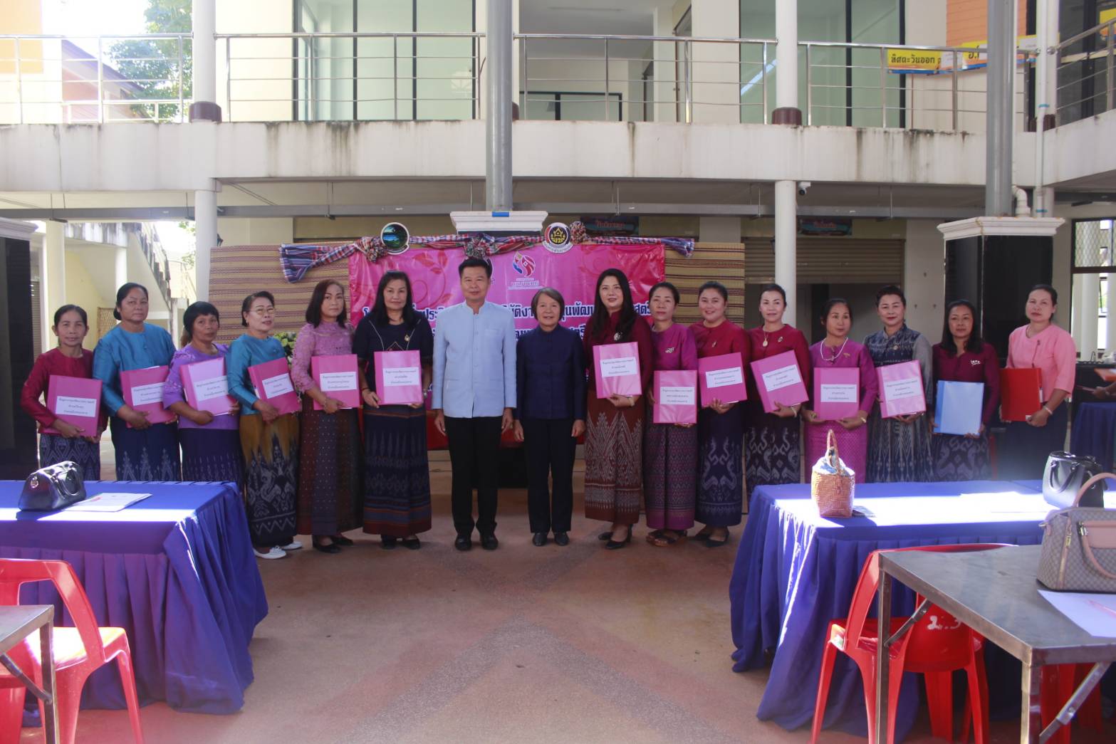 นายไพโรจน์ โสภาพร พัฒนาการจังหวัดหนองคายเป็นประธานพิธีเปิด “โครงการเพิ่มประสิทธิภาพการปฏิบัติงานกองทุนพัฒนาบทบาทสตรี แก่กลไกการขับเคลื่อนกองทุนพัฒนาบทบาทสตรี ระดับจังหวัด