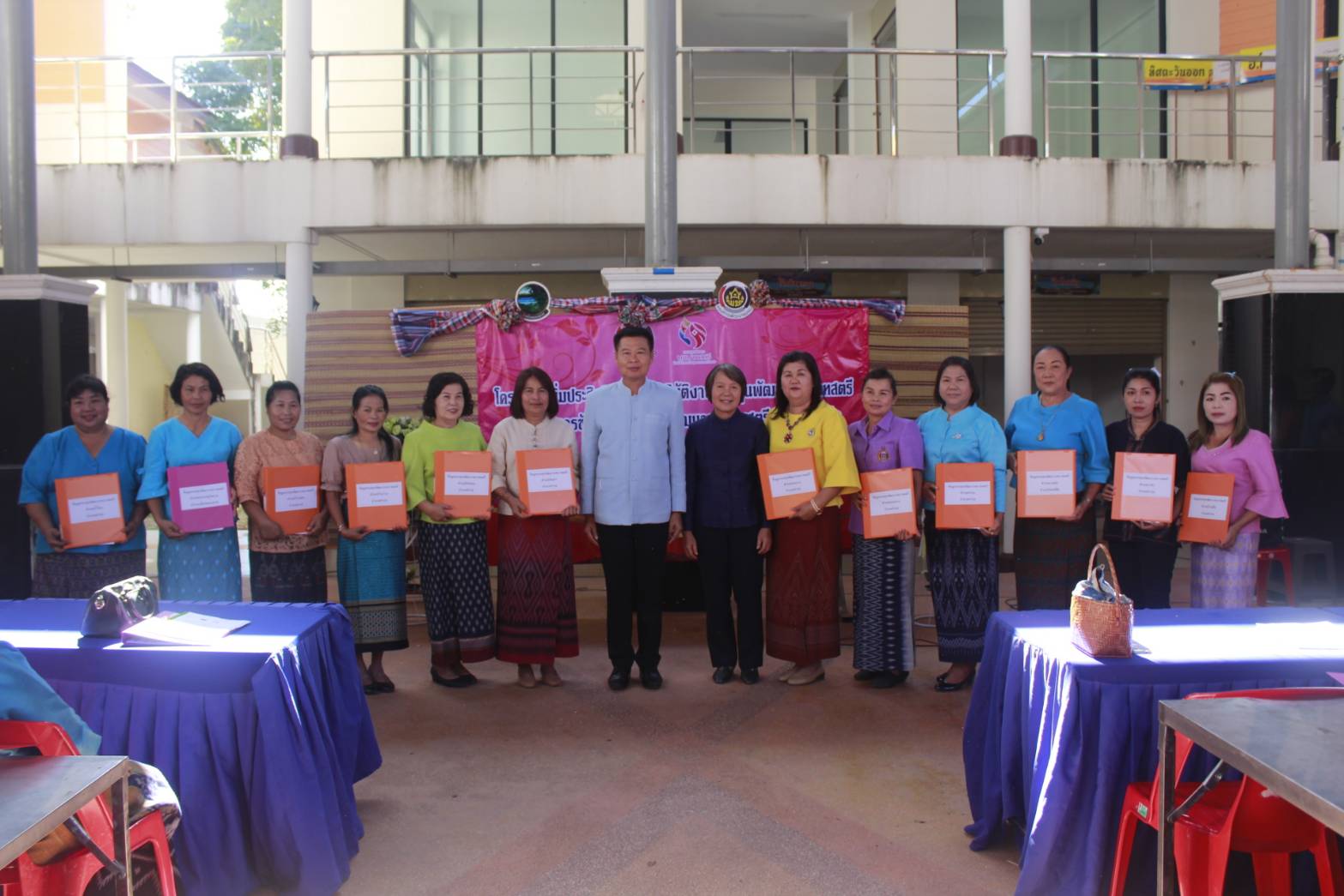 นายไพโรจน์ โสภาพร พัฒนาการจังหวัดหนองคายเป็นประธานพิธีเปิด “โครงการเพิ่มประสิทธิภาพการปฏิบัติงานกองทุนพัฒนาบทบาทสตรี แก่กลไกการขับเคลื่อนกองทุนพัฒนาบทบาทสตรี ระดับจังหวัด