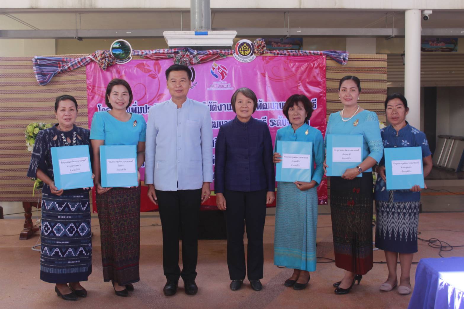 นายไพโรจน์ โสภาพร พัฒนาการจังหวัดหนองคายเป็นประธานพิธีเปิด “โครงการเพิ่มประสิทธิภาพการปฏิบัติงานกองทุนพัฒนาบทบาทสตรี แก่กลไกการขับเคลื่อนกองทุนพัฒนาบทบาทสตรี ระดับจังหวัด