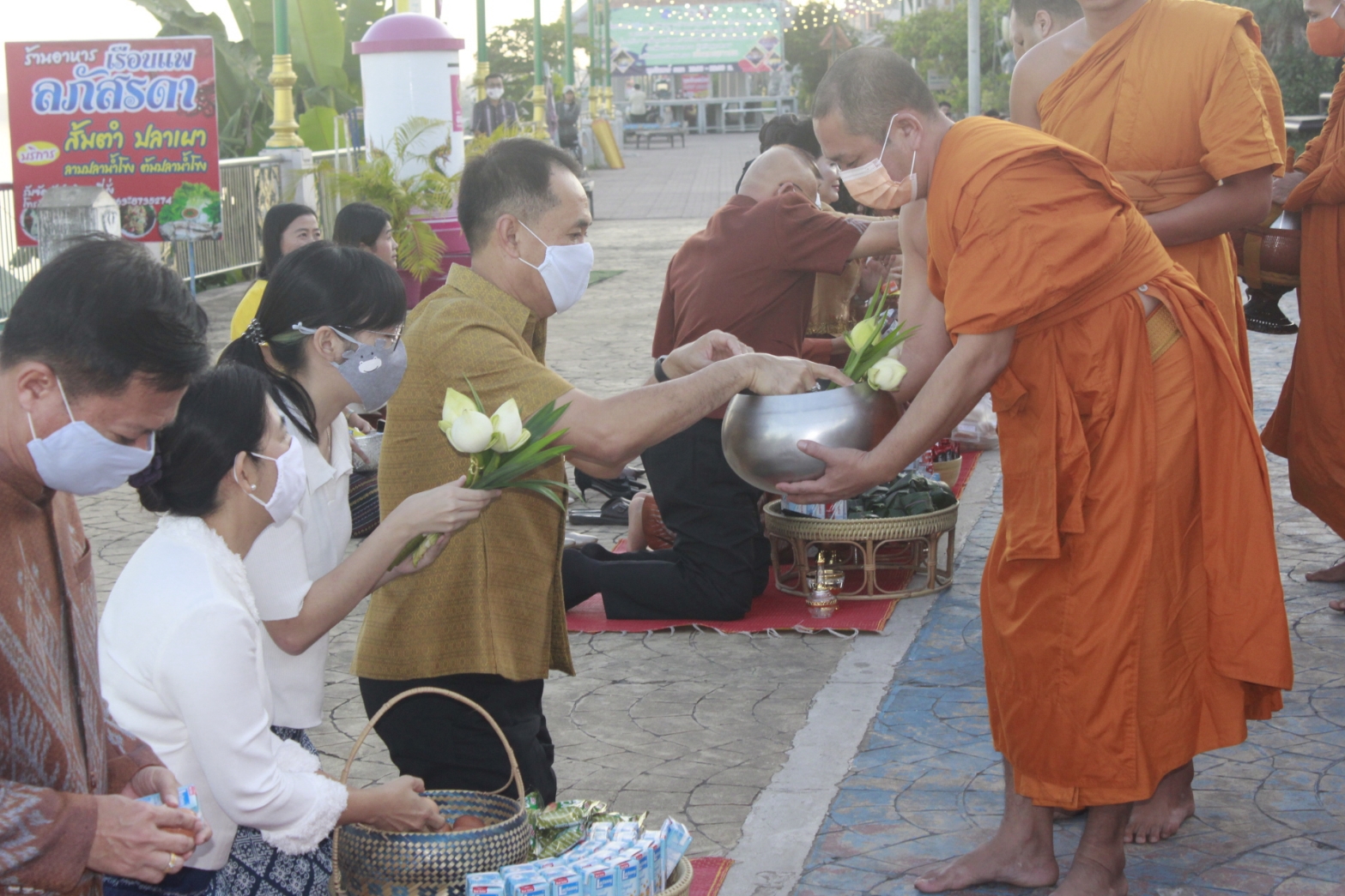 “จังหวัดหนองคายจัดกิจกรรม”นุ่งผ้าหนองคาย ใส่บาตรริมโขง”โดยมีนายประเสริฐ ลือชาธนานนท์ ผู้ว่าราชการจังหวัดหนองคาย เป็นประธาน”