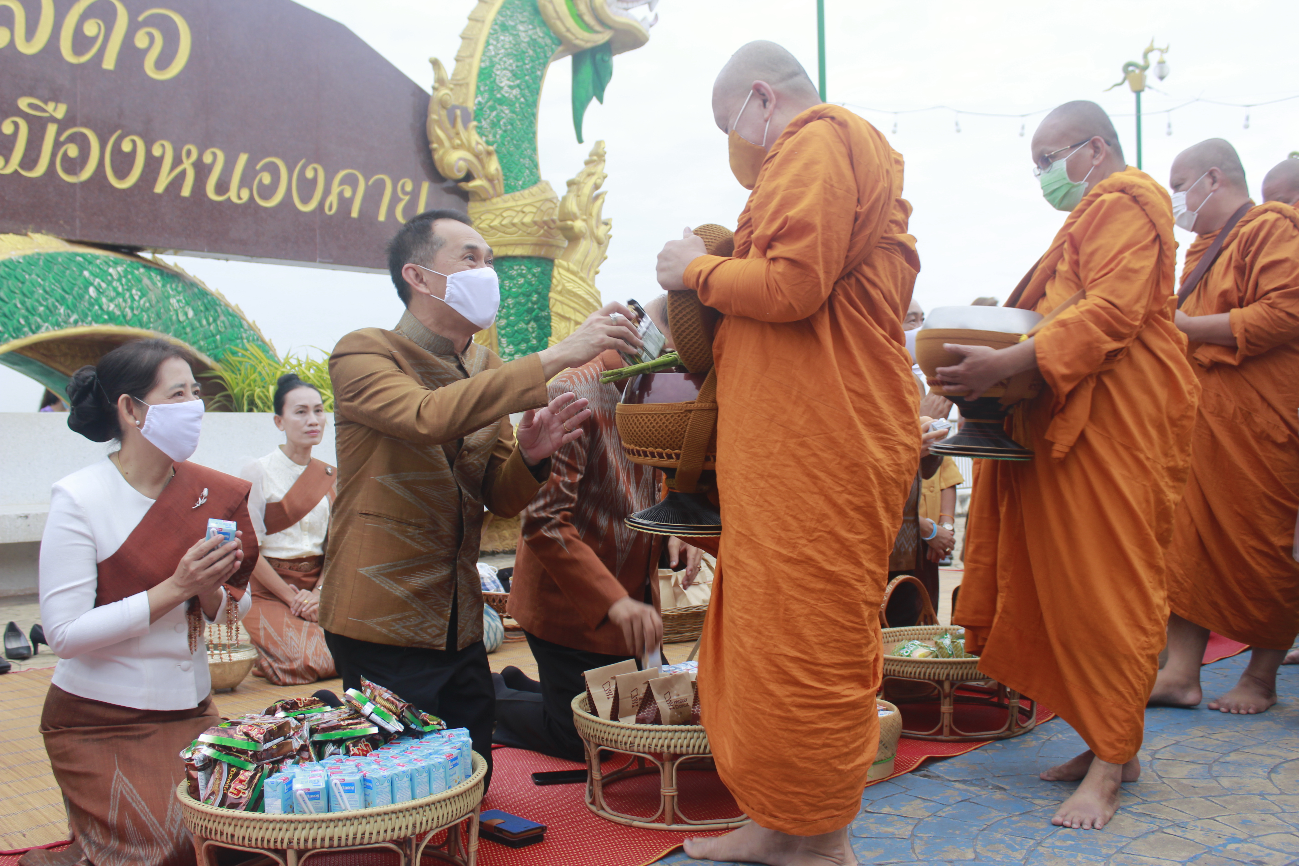 จังหวัดหนองคายจัดกิจกรรม”นุ่งผ้าหนองคาย ใส่บาตรริมโขง”โดยมีนายประเสริฐ ลือชาธนานนท์ ผู้ว่าราชการจังหวัดหนองคาย เป็นประธาน