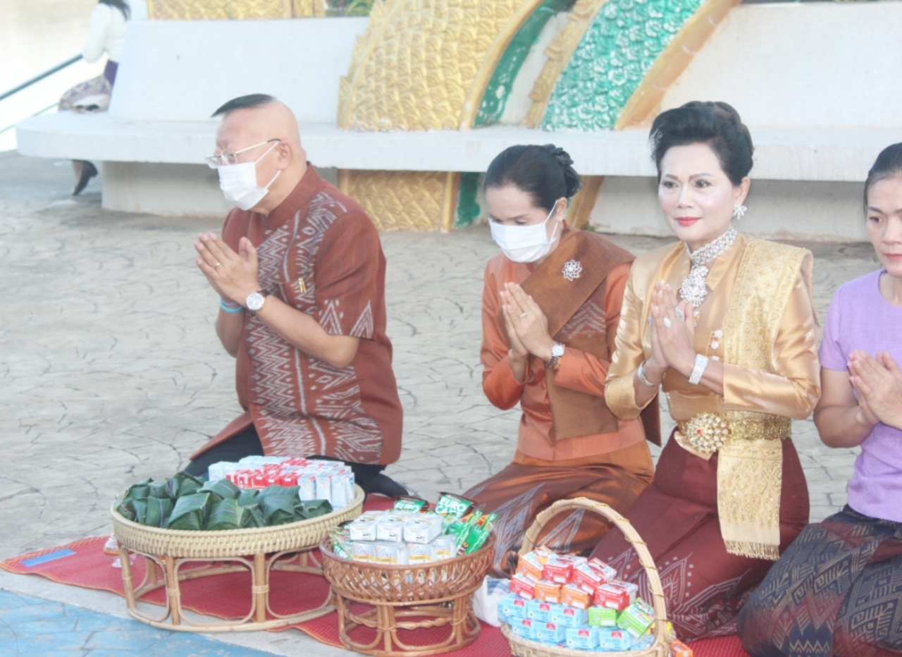 “จังหวัดหนองคายจัดกิจกรรม”นุ่งผ้าหนองคาย ใส่บาตรริมโขง”โดยมีนายประเสริฐ ลือชาธนานนท์ ผู้ว่าราชการจังหวัดหนองคาย เป็นประธาน”