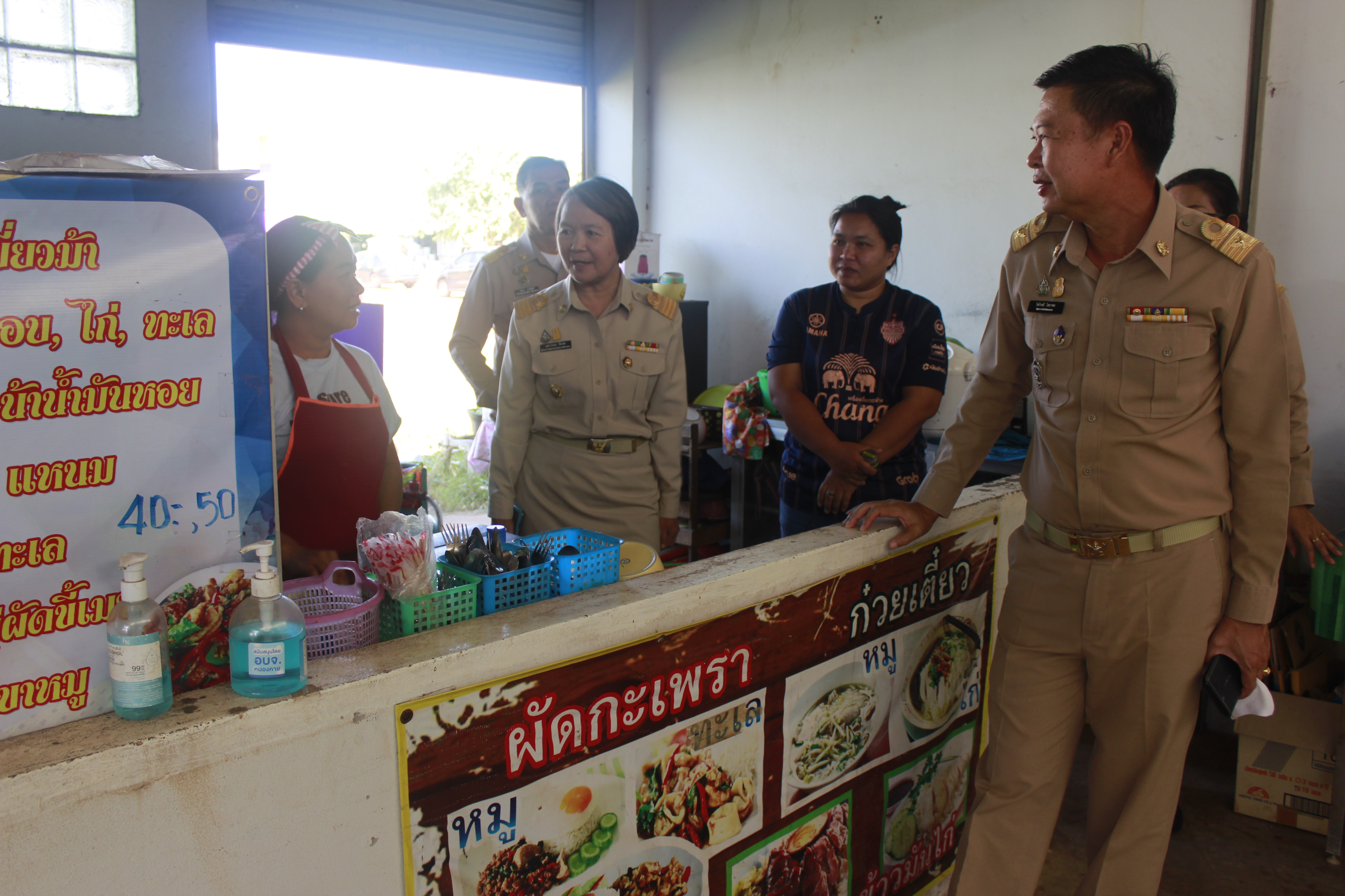 พช.หนองคาย ลงพื้นที่ออกติดตามเยี่ยมเยียน การดำเนินงานกลุ่มอาชีพสมาชิกกองทุนพัฒนาบทบาทสตรีที่กู้ยืมเงินกองทุนหมุนเวียนไปประกอบอาชีพ พร้อมให้กำลังใจและสร้างความเข้าใจการบริหารโครงการให้เป็นไปตามวัตถุประสงค์