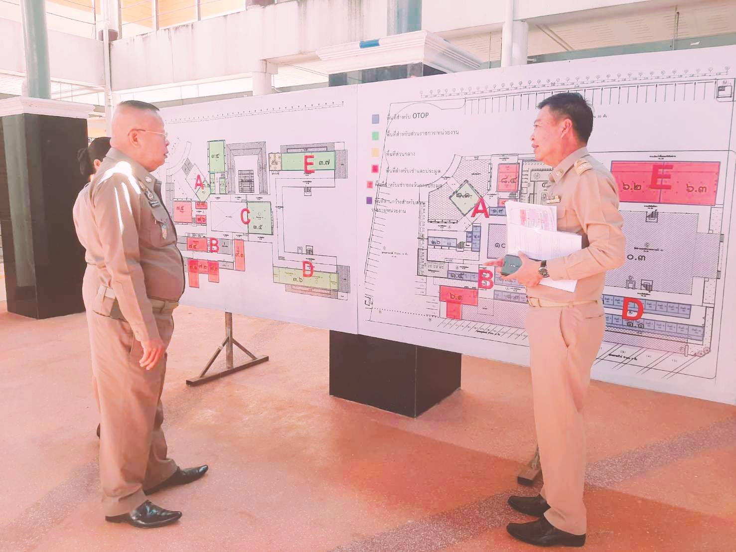 ผู้ว่าราชการจังหวัดหนองคายตรวจเยี่ยมศูนย์แสดงและจำหน่ายผลิตภัณฑ์ OTOP จังหวัดหนองคาย และมอบแนวทางการดำเนินงานบริหารศูนย์ฯ