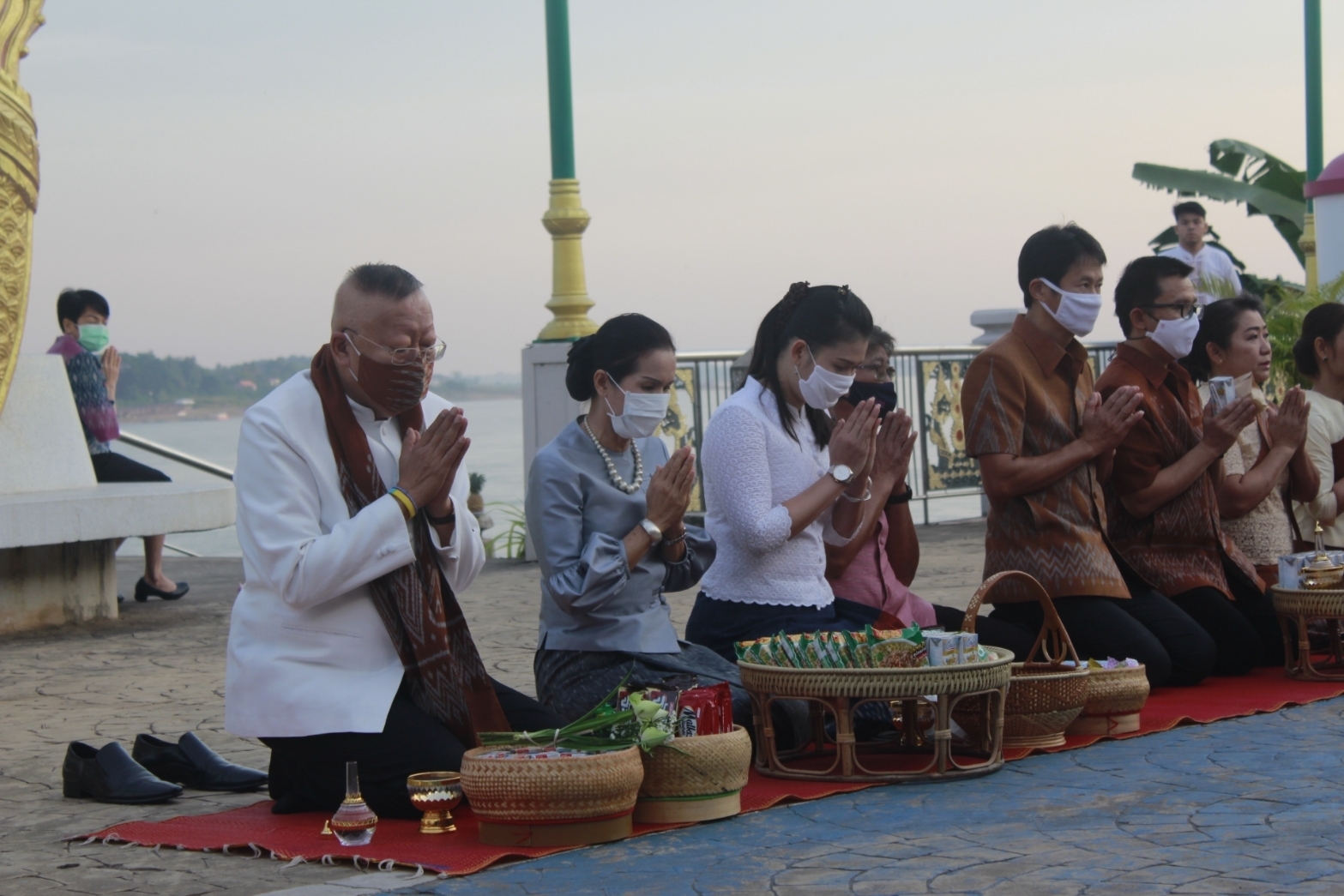 จังหวัดหนองคายจัดกิจกรรม”นุ่งผ้าหนองคาย ใส่บาตรริมโขง”โดยมีนายประเสริฐ ลือชาธนานนท์ ผู้ว่าราชการจังหวัดหนองคาย เป็นประธาน