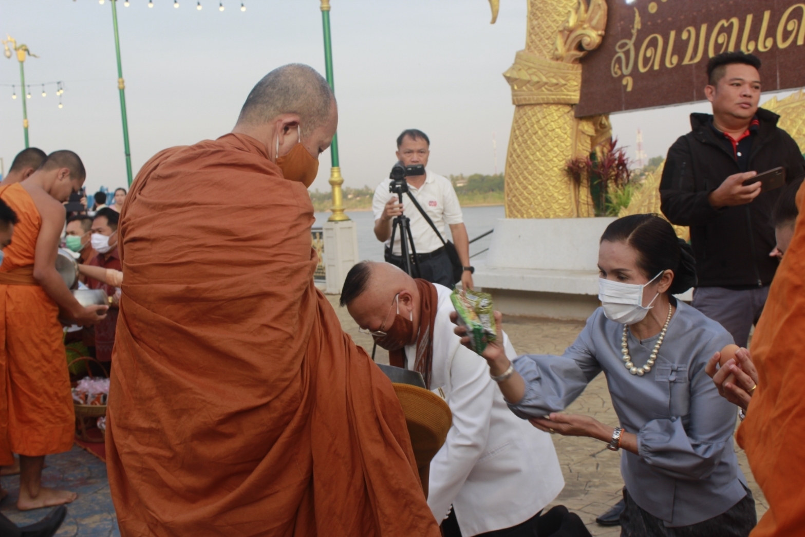 จังหวัดหนองคายจัดกิจกรรม”นุ่งผ้าหนองคาย ใส่บาตรริมโขง”โดยมีนายประเสริฐ ลือชาธนานนท์ ผู้ว่าราชการจังหวัดหนองคาย เป็นประธาน