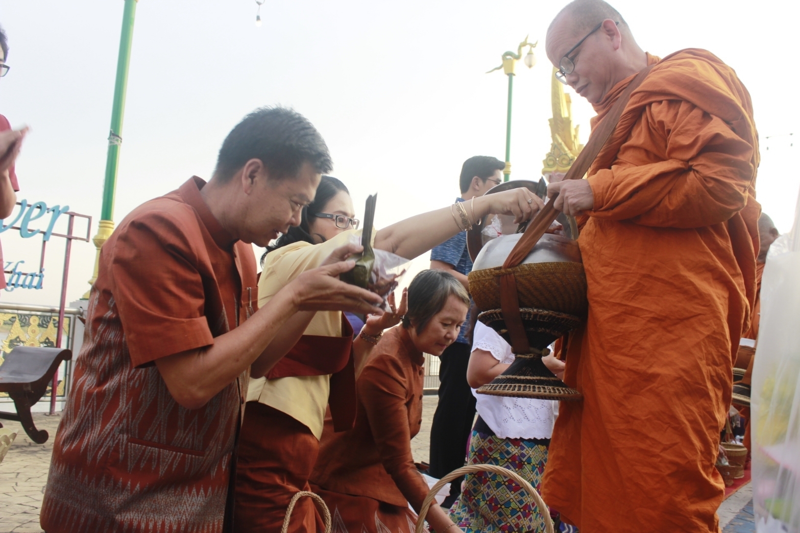 จังหวัดหนองคายจัดกิจกรรม”นุ่งผ้าหนองคาย ใส่บาตรริมโขง”โดยมีนายประเสริฐ ลือชาธนานนท์ ผู้ว่าราชการจังหวัดหนองคาย เป็นประธาน