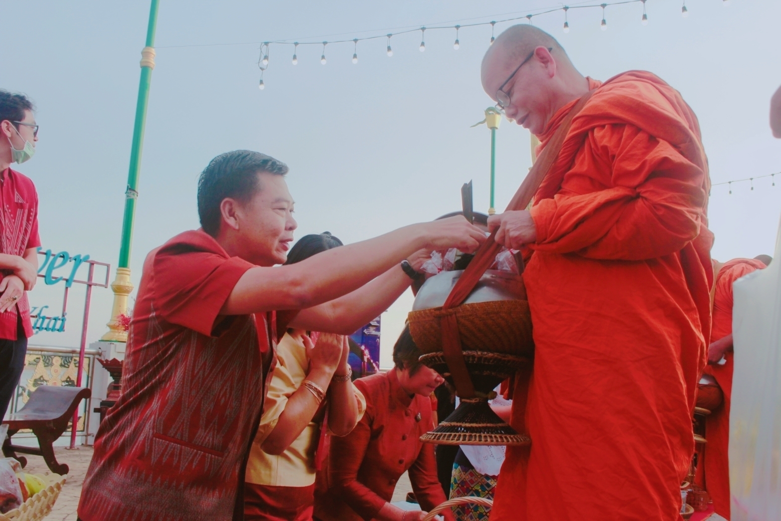 จังหวัดหนองคายจัดกิจกรรม”นุ่งผ้าหนองคาย ใส่บาตรริมโขง”โดยมีนายประเสริฐ ลือชาธนานนท์ ผู้ว่าราชการจังหวัดหนองคาย เป็นประธาน