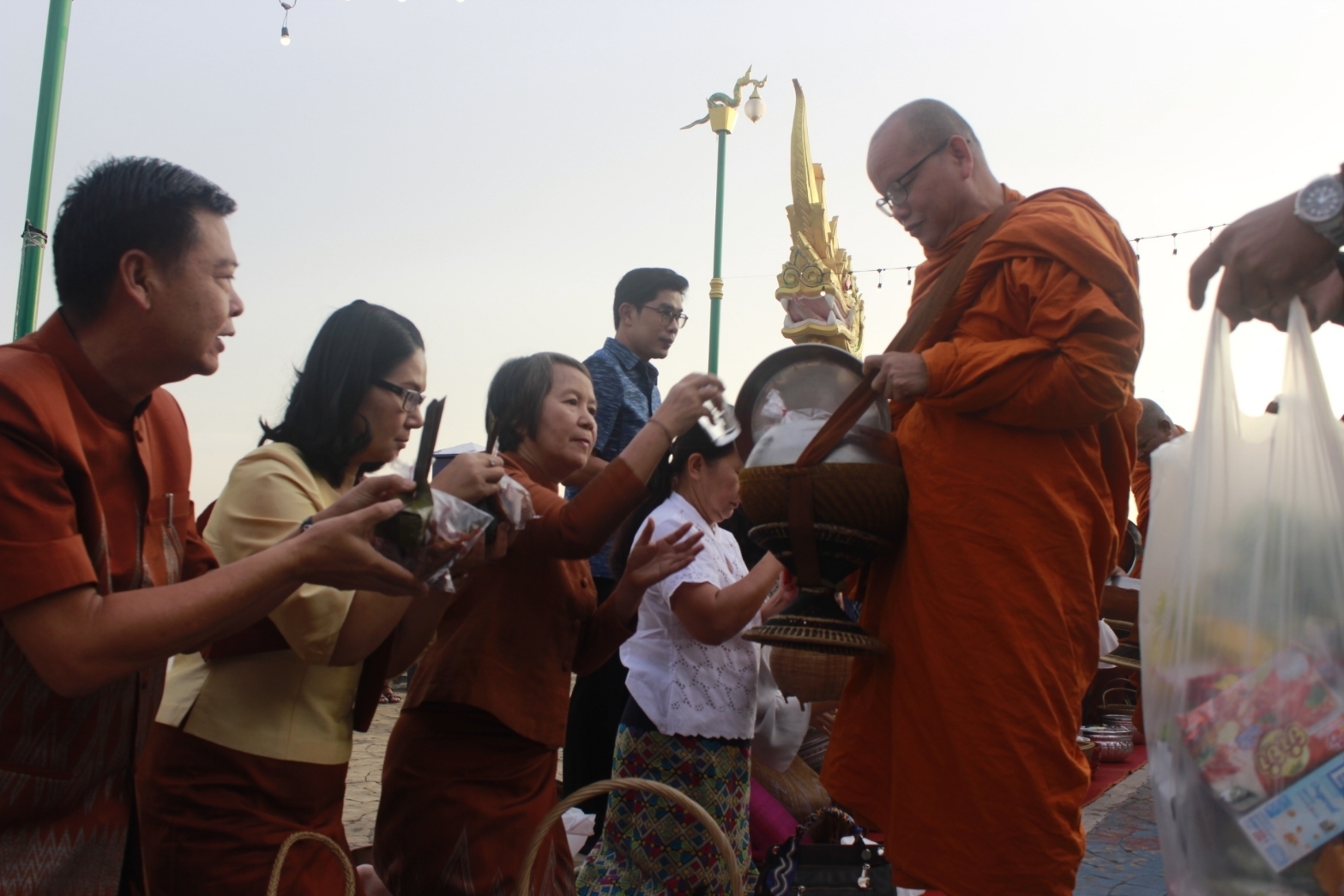 จังหวัดหนองคายจัดกิจกรรม”นุ่งผ้าหนองคาย ใส่บาตรริมโขง”โดยมีนายประเสริฐ ลือชาธนานนท์ ผู้ว่าราชการจังหวัดหนองคาย เป็นประธาน