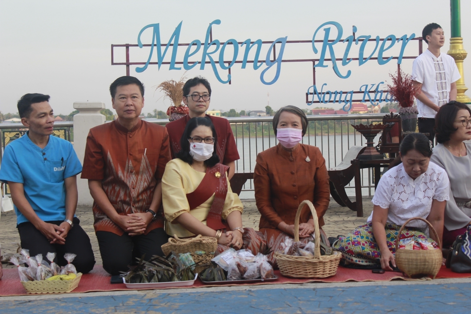 จังหวัดหนองคายจัดกิจกรรม”นุ่งผ้าหนองคาย ใส่บาตรริมโขง”โดยมีนายประเสริฐ ลือชาธนานนท์ ผู้ว่าราชการจังหวัดหนองคาย เป็นประธาน