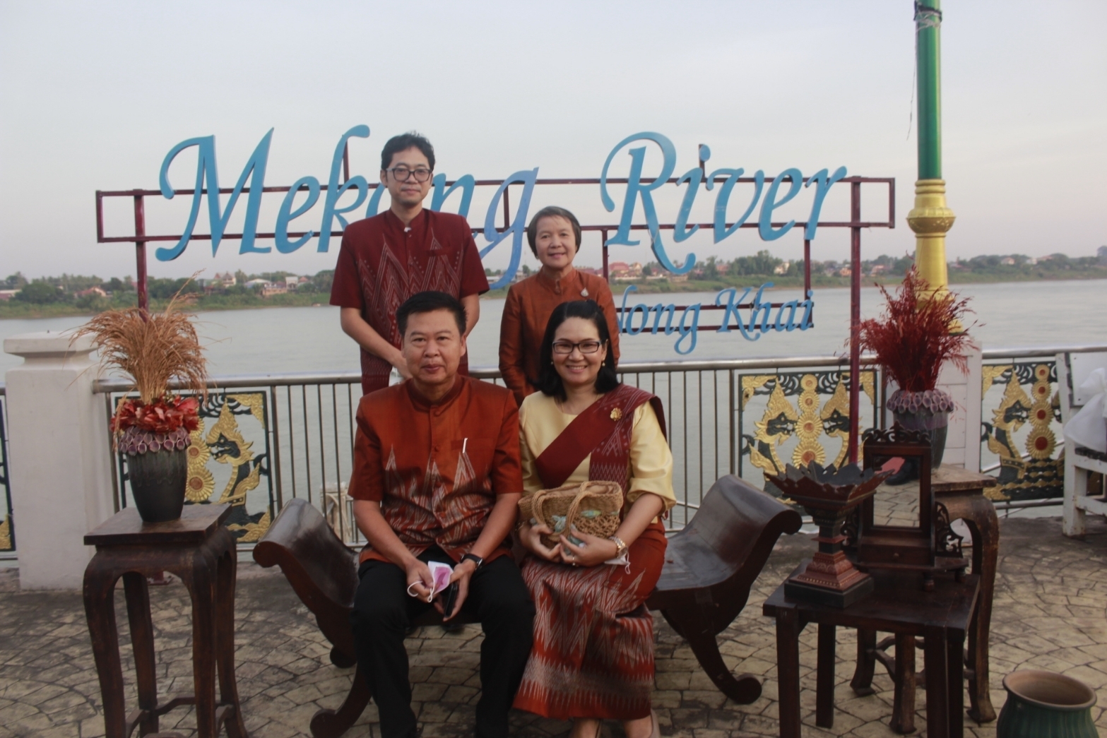 จังหวัดหนองคายจัดกิจกรรม”นุ่งผ้าหนองคาย ใส่บาตรริมโขง”โดยมีนายประเสริฐ ลือชาธนานนท์ ผู้ว่าราชการจังหวัดหนองคาย เป็นประธาน