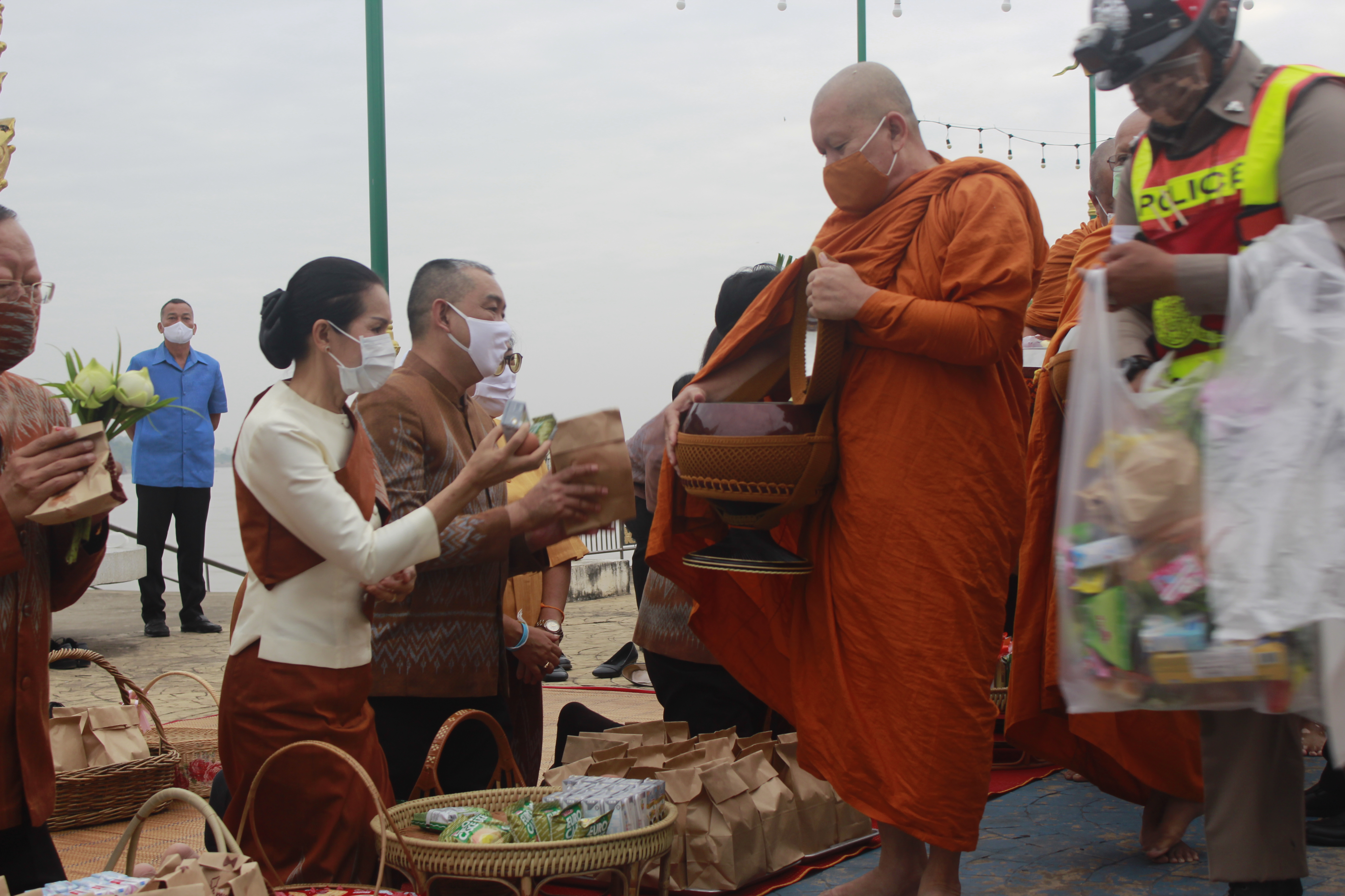 จังหวัดหนองคายจัดกิจกรรม”นุ่งผ้าหนองคาย ใส่บาตรริมโขง”โดยมีนายประเสริฐ ลือชาธนานนท์ ผู้ว่าราชการจังหวัดหนองคาย เป็นประธาน