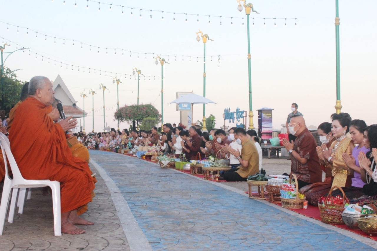 “จังหวัดหนองคายจัดกิจกรรม”นุ่งผ้าหนองคาย ใส่บาตรริมโขง”โดยมีนายประเสริฐ ลือชาธนานนท์ ผู้ว่าราชการจังหวัดหนองคาย เป็นประธาน”