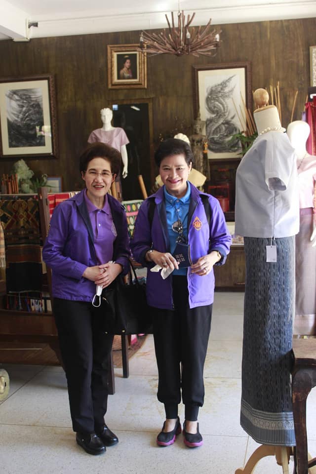 นายไพโรจน์ โสภาพร พัฒนาการจังหวัดหนองคาย ร่วมต้อนรับคณะตุลาการศาลรัฐธรรมนูญและคณะศึกษาอบรมหลักสูตร “หลักนิติธรรมเพื่อประชาธิปไตย”(นธป.) รุ่นที่ 8 และ นำเยี่ยมชมสินค้า ร้านค้า OTOP Trader หนองคาย