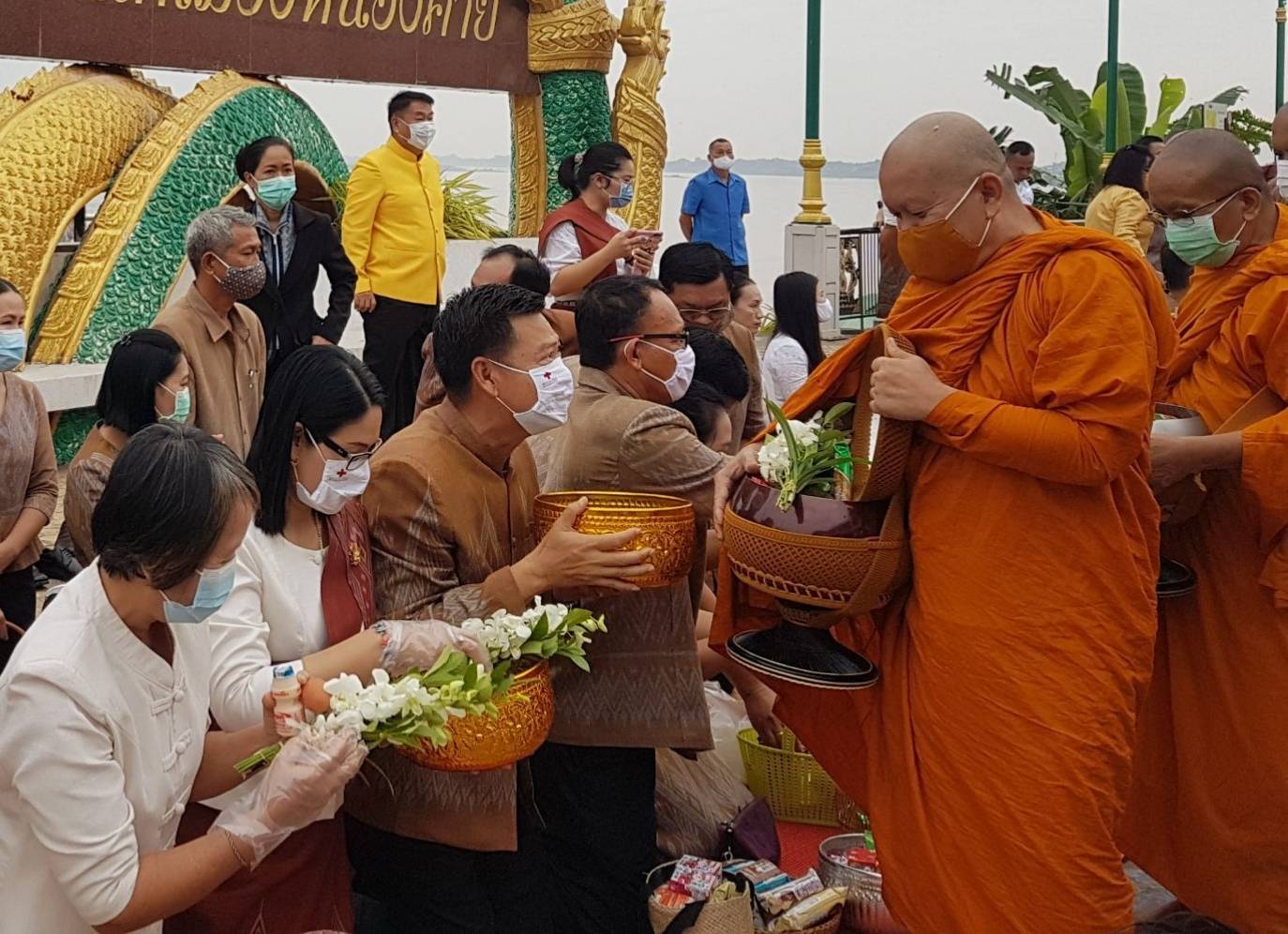 จังหวัดหนองคายจัดกิจกรรม”นุ่งผ้าหนองคาย ใส่บาตรริมโขง”โดยมีนายประเสริฐ ลือชาธนานนท์ ผู้ว่าราชการจังหวัดหนองคาย เป็นประธาน