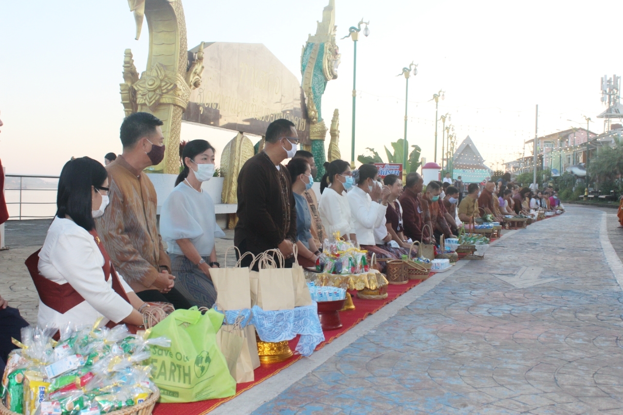 “จังหวัดหนองคายจัดกิจกรรม”นุ่งผ้าหนองคาย ใส่บาตรริมโขง”โดยมีนายประเสริฐ ลือชาธนานนท์ ผู้ว่าราชการจังหวัดหนองคาย เป็นประธาน”