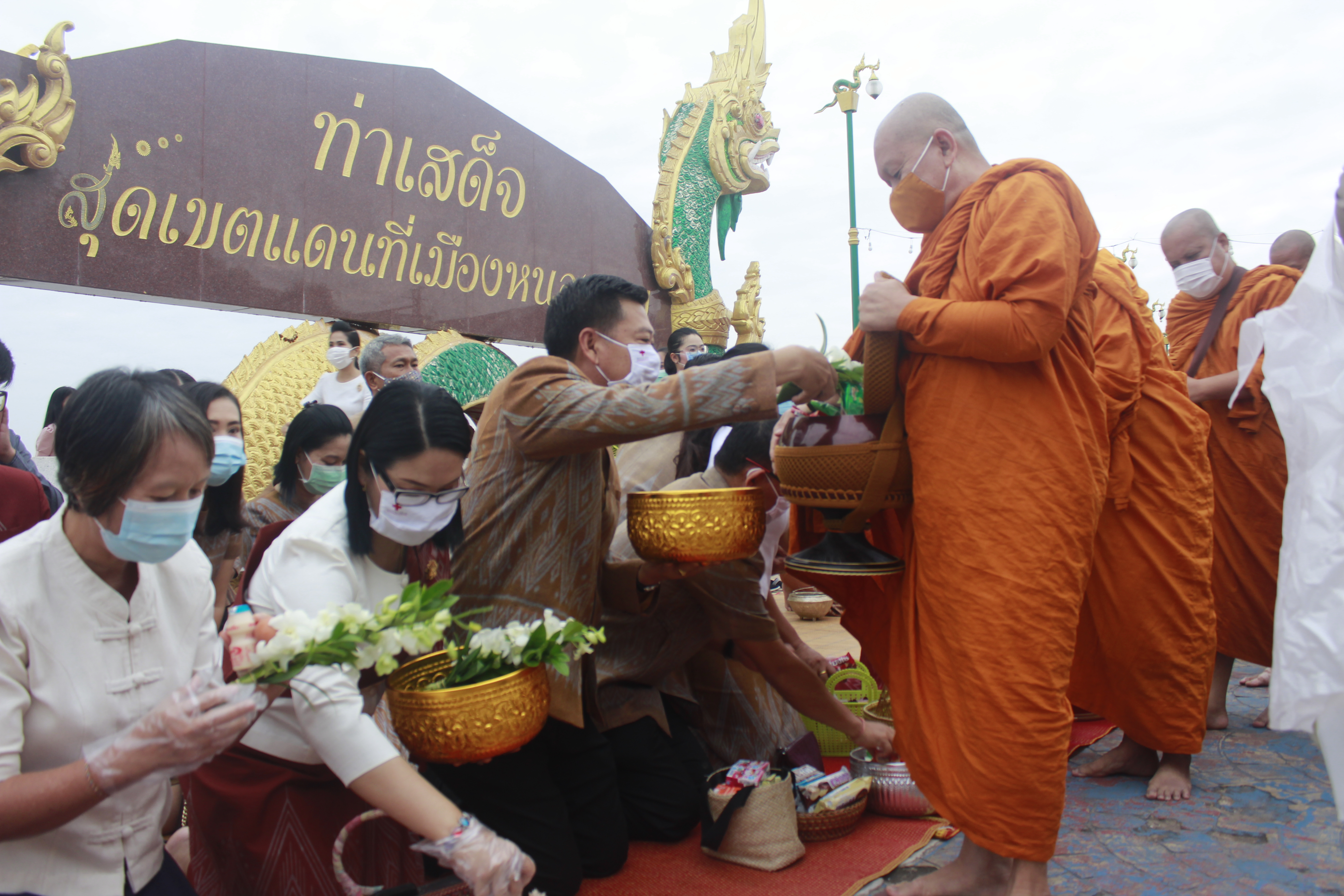 จังหวัดหนองคายจัดกิจกรรม”นุ่งผ้าหนองคาย ใส่บาตรริมโขง”โดยมีนายประเสริฐ ลือชาธนานนท์ ผู้ว่าราชการจังหวัดหนองคาย เป็นประธาน