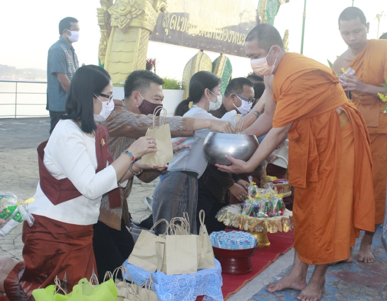 “จังหวัดหนองคายจัดกิจกรรม”นุ่งผ้าหนองคาย ใส่บาตรริมโขง”โดยมีนายประเสริฐ ลือชาธนานนท์ ผู้ว่าราชการจังหวัดหนองคาย เป็นประธาน”