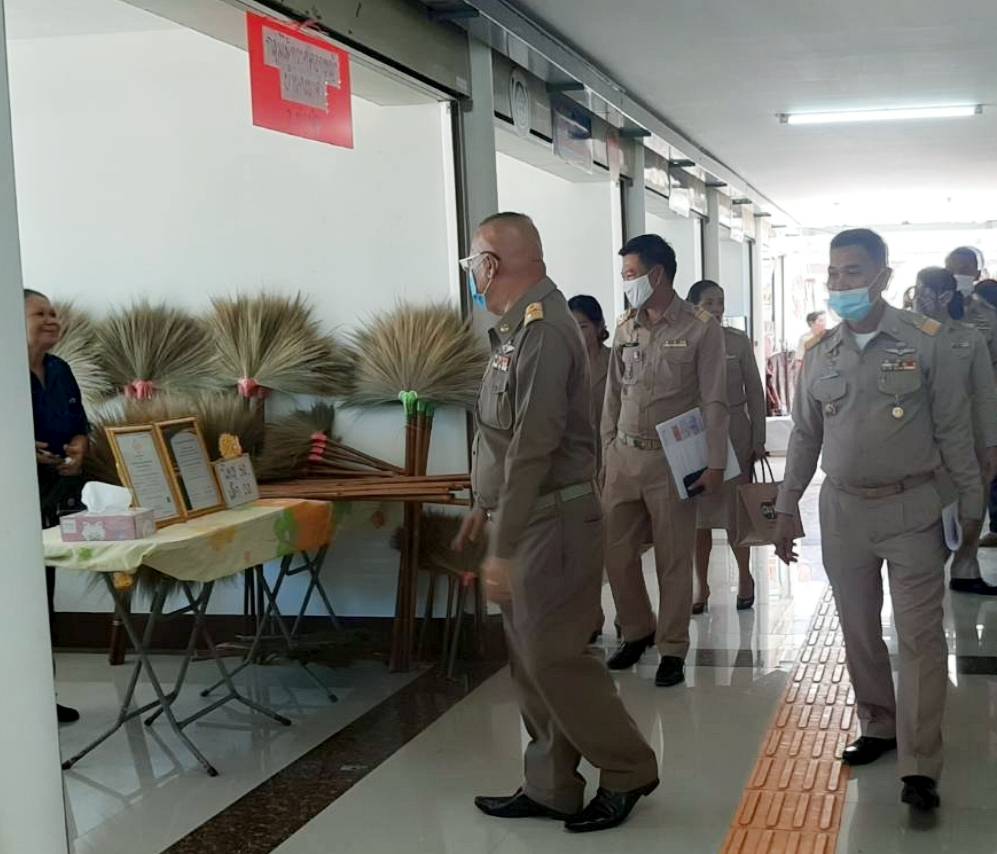 ผู้ว่าราชการจังหวัดหนองคายตรวจเยี่ยมศูนย์แสดงและจำหน่ายผลิตภัณฑ์ OTOP จังหวัดหนองคาย และมอบแนวทางการดำเนินงานบริหารศูนย์ฯ