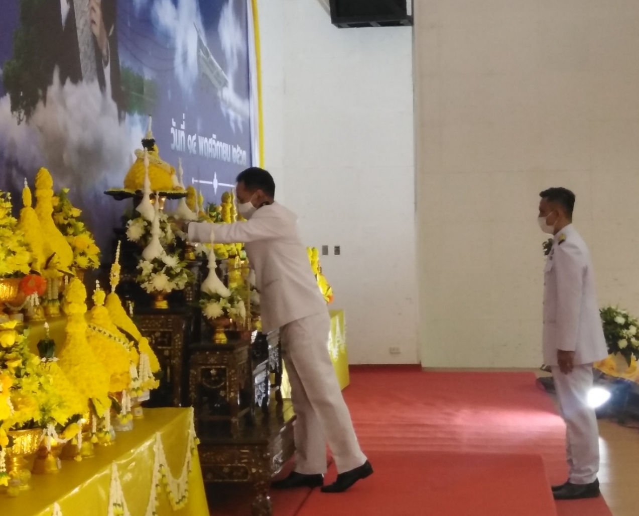 พช.หนองคาย เข้าร่วมพิธีถวายราชสักการะวางพานพุ่มดอกไม้สดพระบาทสมเด็จพระบรมชนกาธิเบศร มหาภูมิพลอดุลยเดชมหาราช บรมนาถบพิตร เนื่องในวันพระบิดาแห่งฝนหลวง ประจำปี 2563