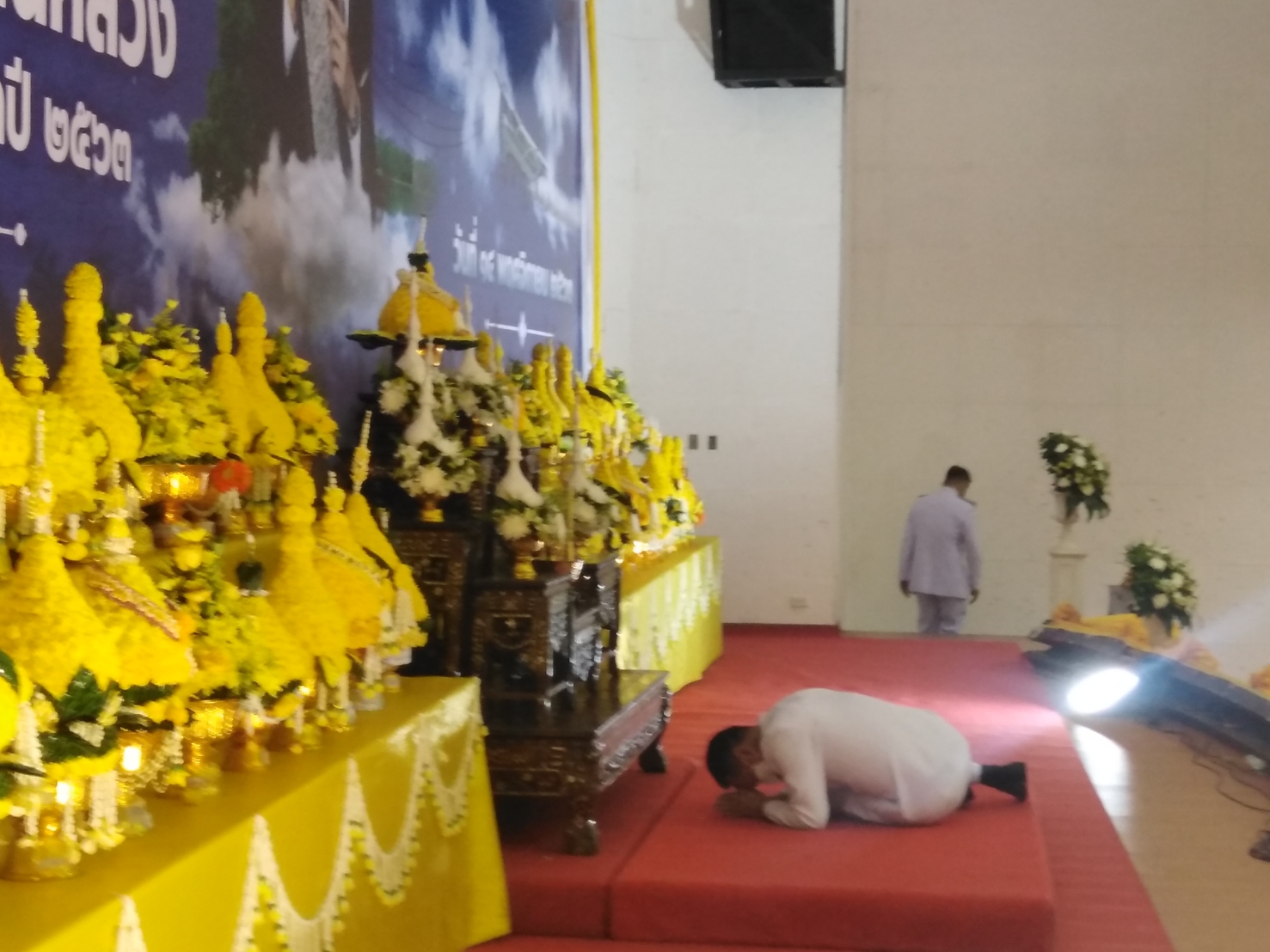 พช.หนองคาย เข้าร่วมพิธีถวายราชสักการะวางพานพุ่มดอกไม้สดพระบาทสมเด็จพระบรมชนกาธิเบศร มหาภูมิพลอดุลยเดชมหาราช บรมนาถบพิตร เนื่องในวันพระบิดาแห่งฝนหลวง ประจำปี 2563