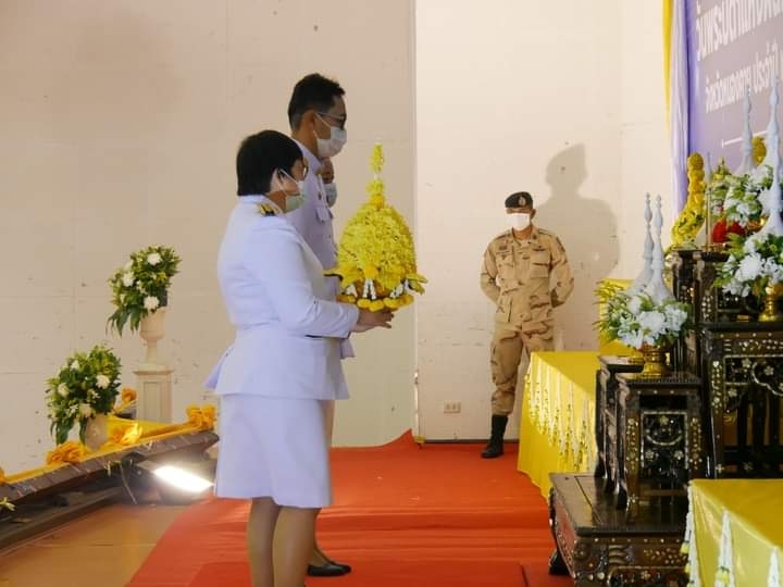 พช.หนองคาย เข้าร่วมพิธีถวายราชสักการะวางพานพุ่มดอกไม้สดพระบาทสมเด็จพระบรมชนกาธิเบศร มหาภูมิพลอดุลยเดชมหาราช บรมนาถบพิตร เนื่องในวันพระบิดาแห่งฝนหลวง ประจำปี 2563