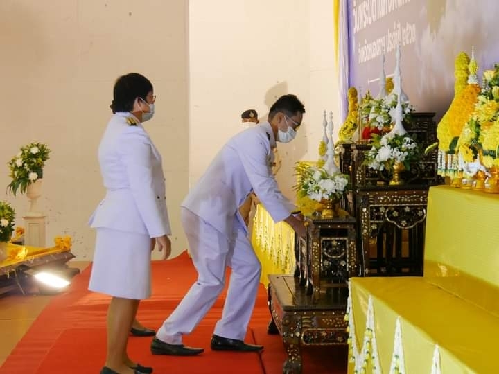 พช.หนองคาย เข้าร่วมพิธีถวายราชสักการะวางพานพุ่มดอกไม้สดพระบาทสมเด็จพระบรมชนกาธิเบศร มหาภูมิพลอดุลยเดชมหาราช บรมนาถบพิตร เนื่องในวันพระบิดาแห่งฝนหลวง ประจำปี 2563