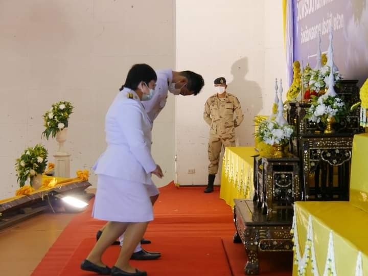 พช.หนองคาย เข้าร่วมพิธีถวายราชสักการะวางพานพุ่มดอกไม้สดพระบาทสมเด็จพระบรมชนกาธิเบศร มหาภูมิพลอดุลยเดชมหาราช บรมนาถบพิตร เนื่องในวันพระบิดาแห่งฝนหลวง ประจำปี 2563