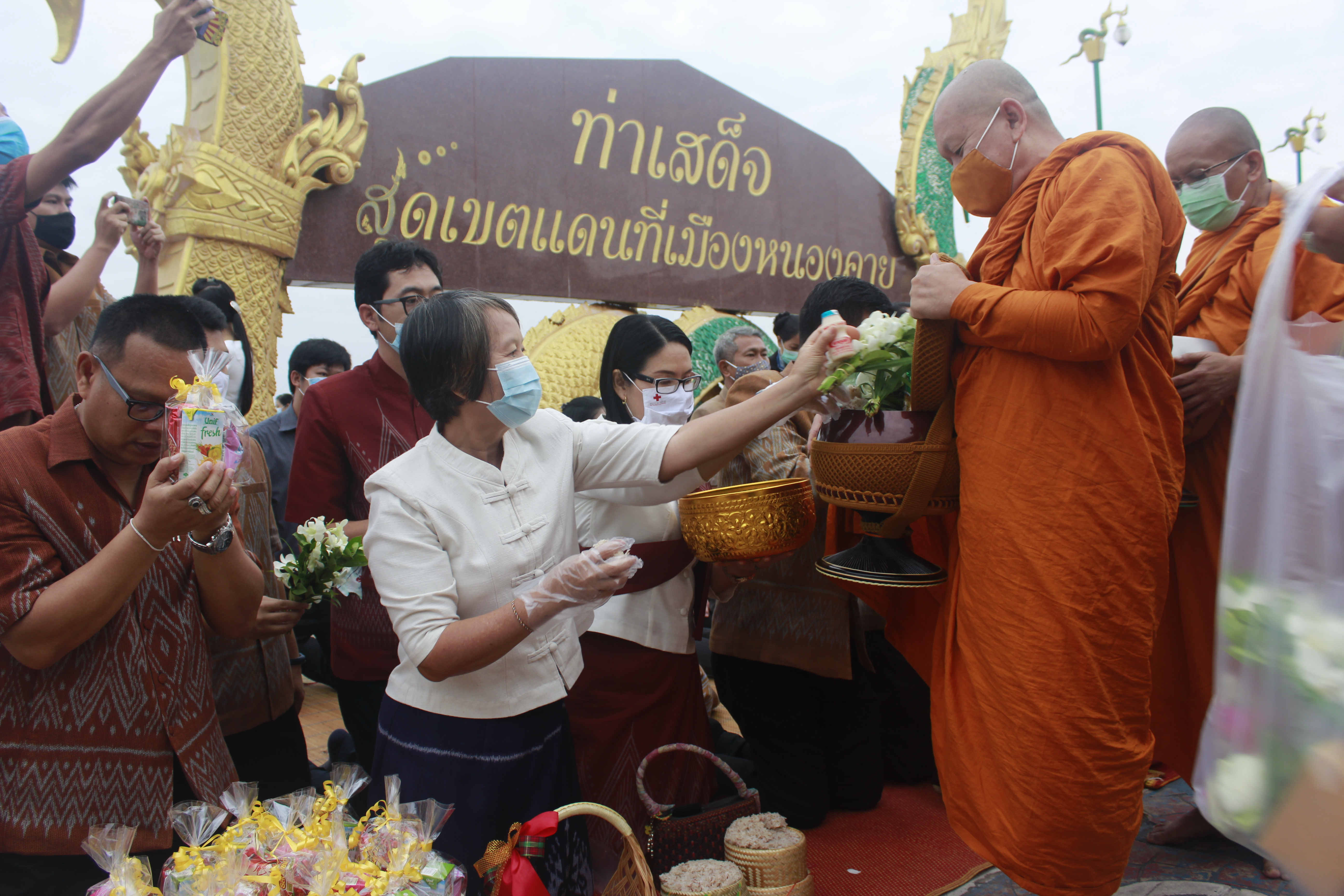 จังหวัดหนองคายจัดกิจกรรม”นุ่งผ้าหนองคาย ใส่บาตรริมโขง”โดยมีนายประเสริฐ ลือชาธนานนท์ ผู้ว่าราชการจังหวัดหนองคาย เป็นประธาน