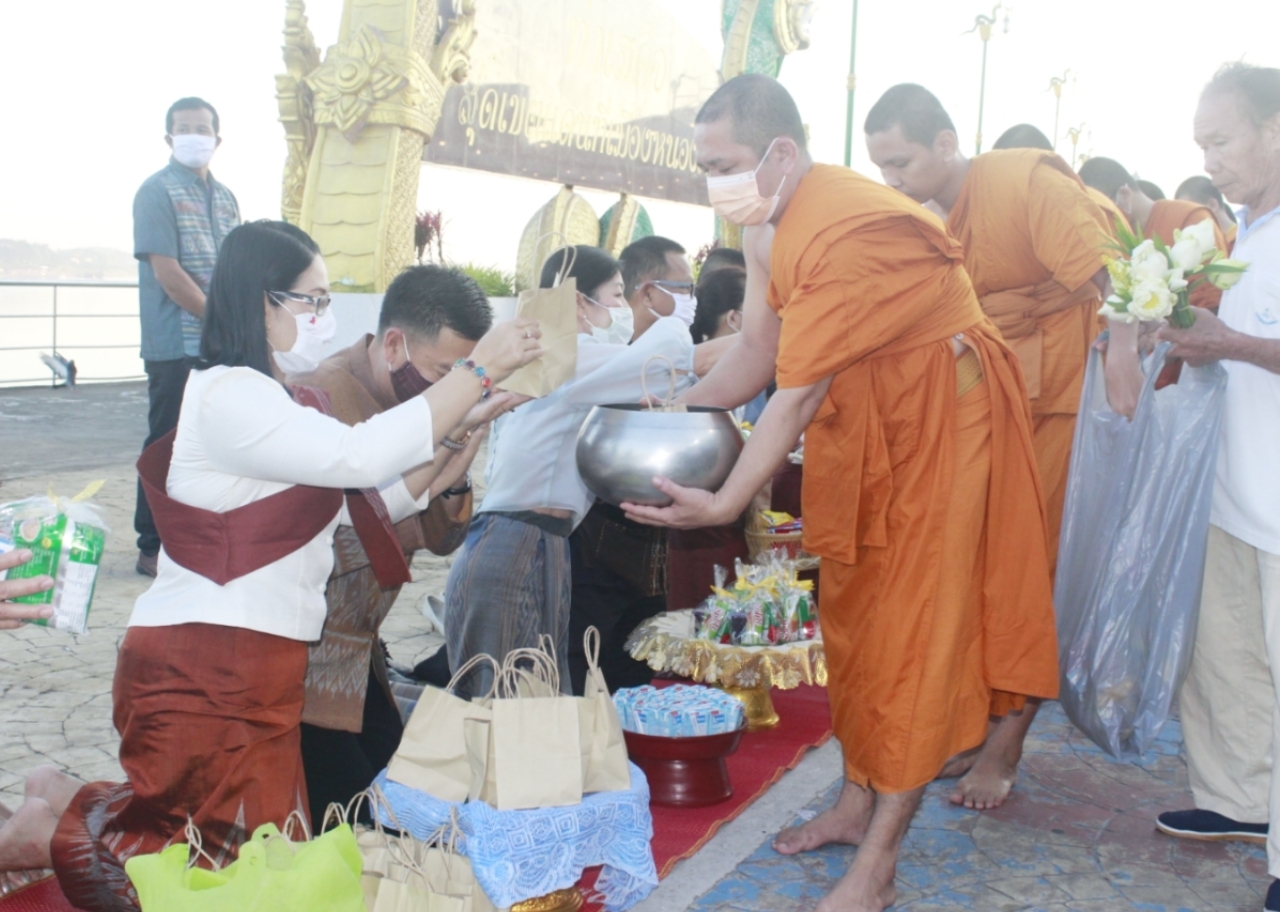 “จังหวัดหนองคายจัดกิจกรรม”นุ่งผ้าหนองคาย ใส่บาตรริมโขง”โดยมีนายประเสริฐ ลือชาธนานนท์ ผู้ว่าราชการจังหวัดหนองคาย เป็นประธาน”