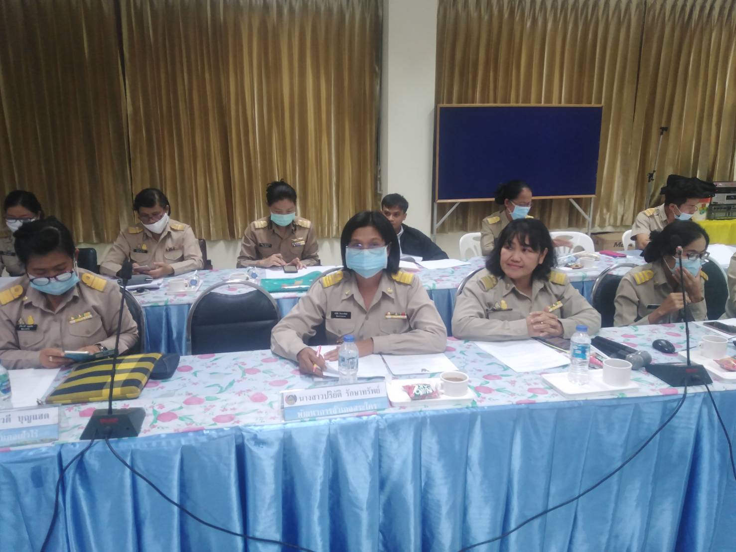 พช.หนองคาย ประชุมเตรียมความพร้อมในการคัดเลือกบุคคลเพื่อจัดจ้างเป็น ลูกจ้างเหมาบริการ ปฏิบัติภารกิจตามโครงการพัฒนาพื้นที่ต้นแบบการพัฒนาคุณภาพชีวิตตามหลักทฤษฎีใหม่ ประยุกต์สู่ “โคก หนอง นา โมเดล” พร้อมผู้อำนวยการกลุ่มงาน พัฒนาการอำเภอ และนักวิชาการพัฒนาชุมชน เข้าร่วมประชุม